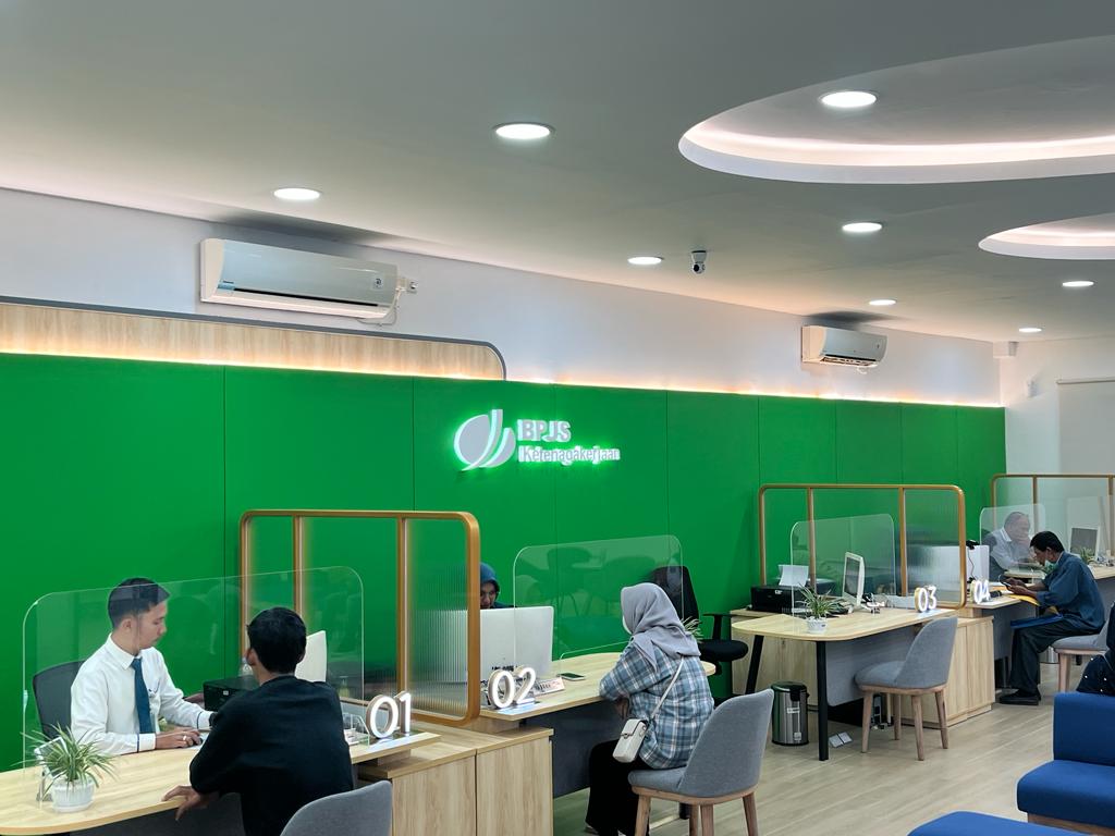 Petugas sedang melayani peserta BPJS Ketenagakerjaan di Kantor Cabang Palembang.