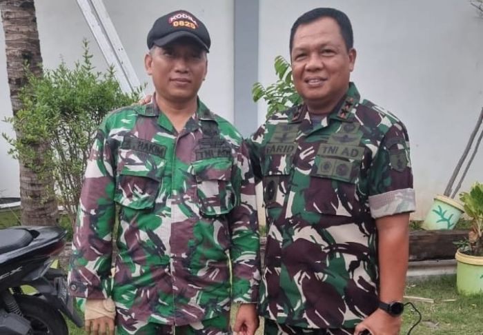 Pangdam V/ Brawijaya Mayjen TNI Farid Makruf bersama Peltu Khusnul Abdul Hakim yang akan menerima bantuan tangan palsu baru.