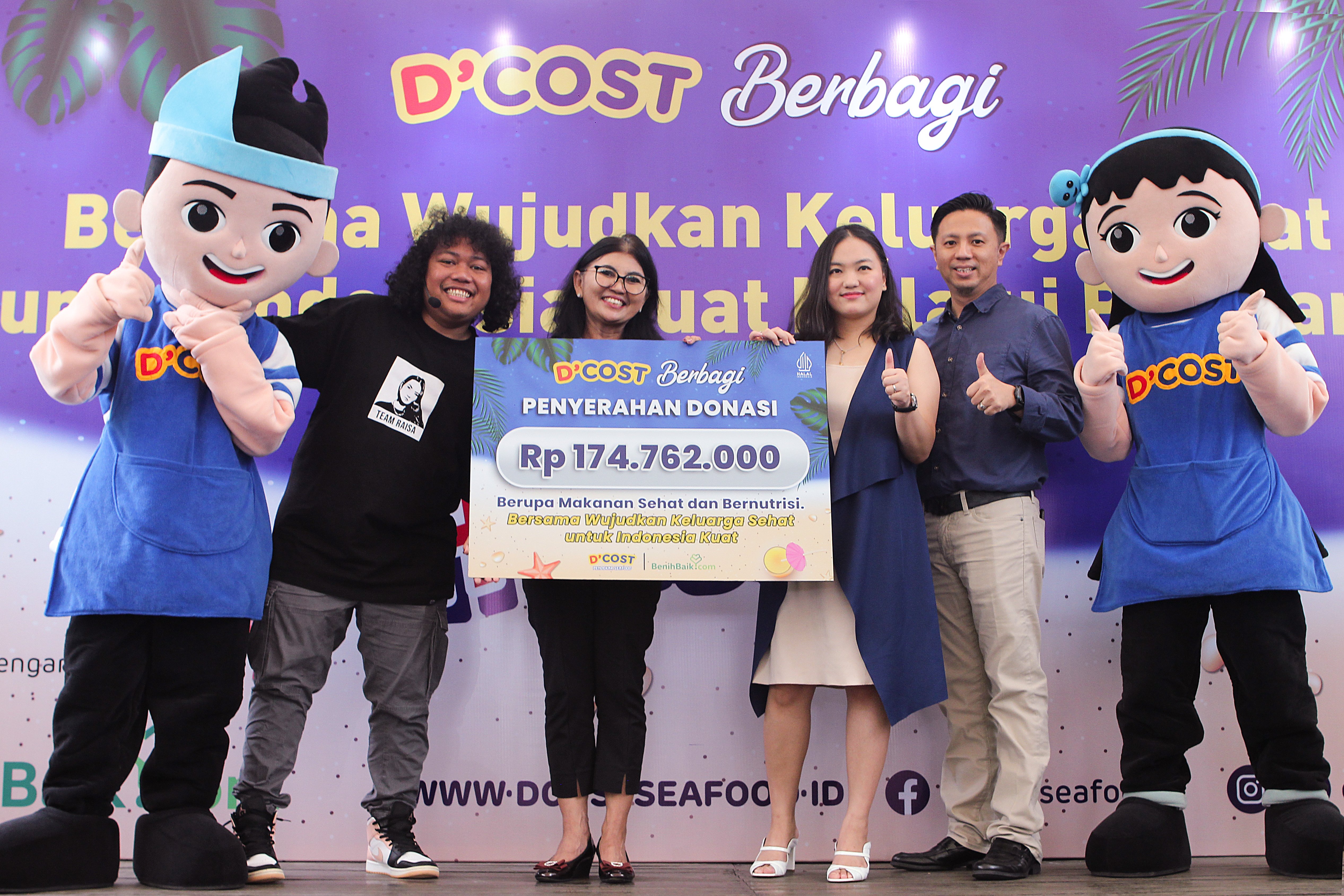 D'Cost secara simbolis penyerahkan donasi CSR program #KembaliKeDCost sebesar Rp 174,762,000 pada Jumat (24/2). 