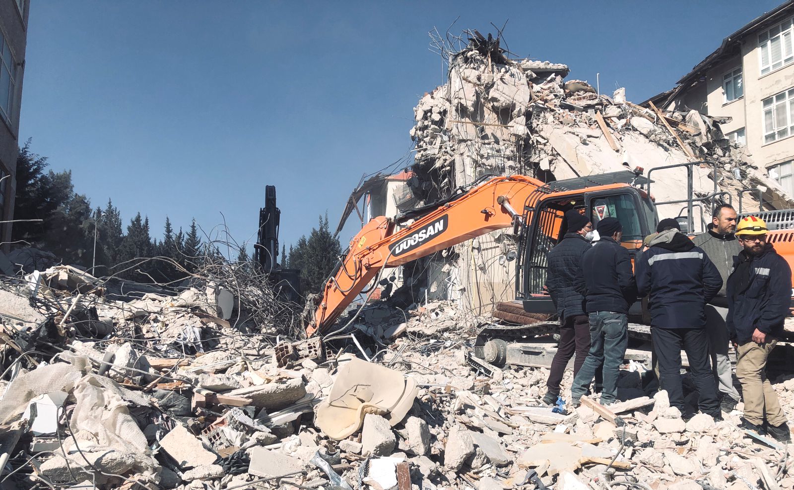 Reruntuhan gedung akibat gempa di Turki.