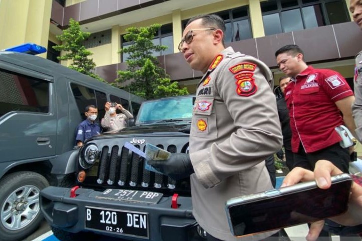 Polisi memperlihatkan kendaraan yang dipakai tersangka pria berinisial MDS (20) pelaku penganiayaan terhadap korban pria berinisial D (17).