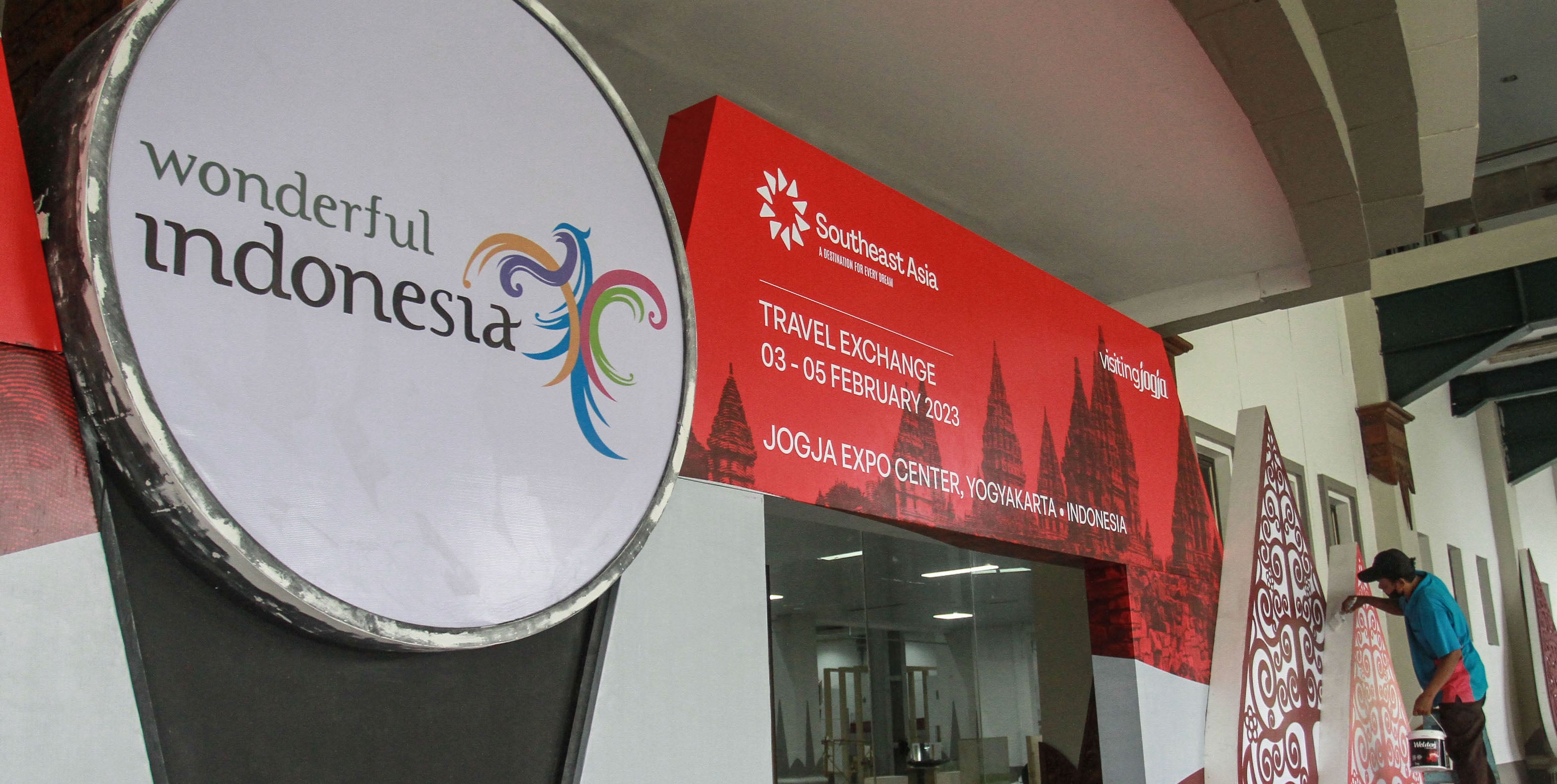  Pekerja menyelesaikan pembuatan stan di Jogja Expo Centre, Bantul, DI Yogyakarta, Senin (30/1/2023).