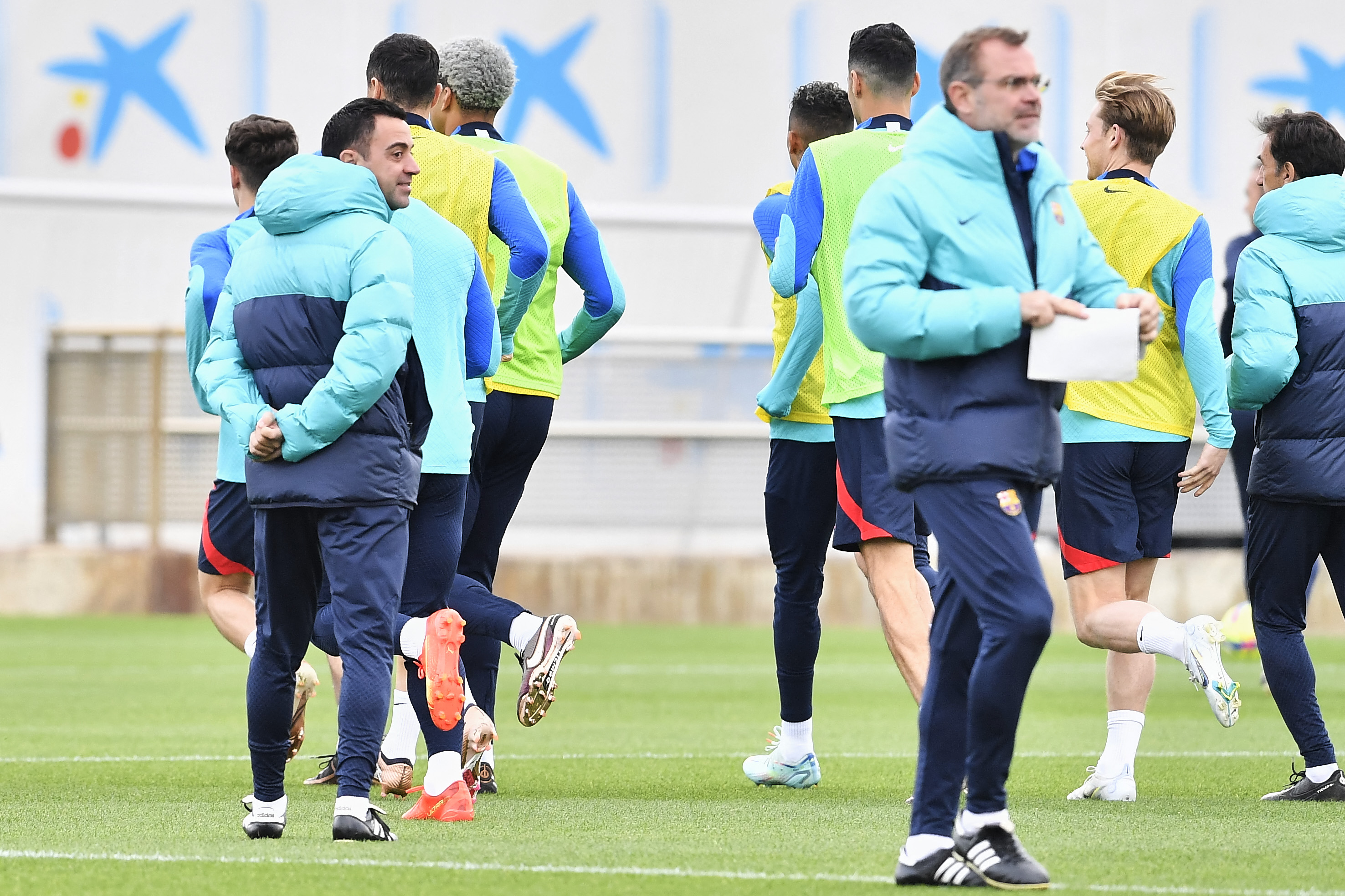 Xavi Hernandez memimpin latihan barcelona