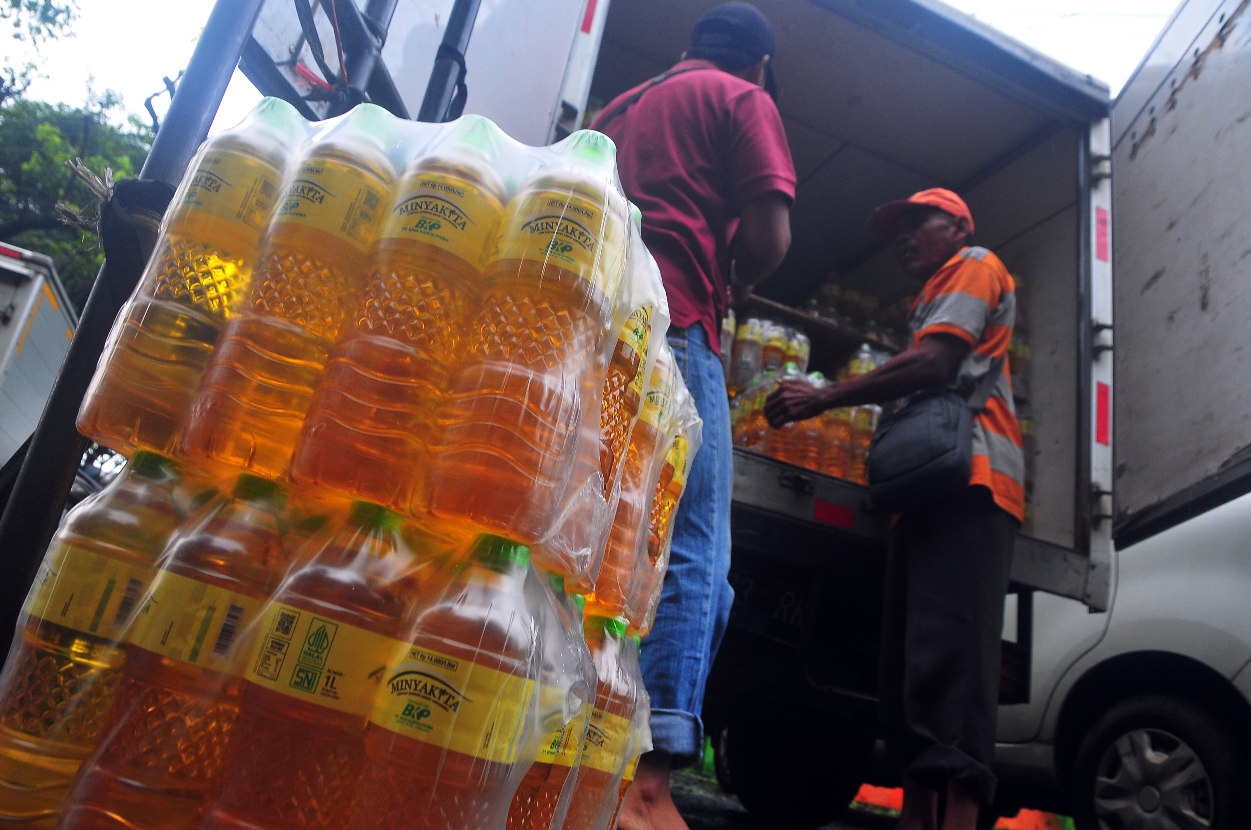 Pendistribusian MinyaKita di Pasar Jember, Kudus, Jawa Tengah, Jumat (17/2).