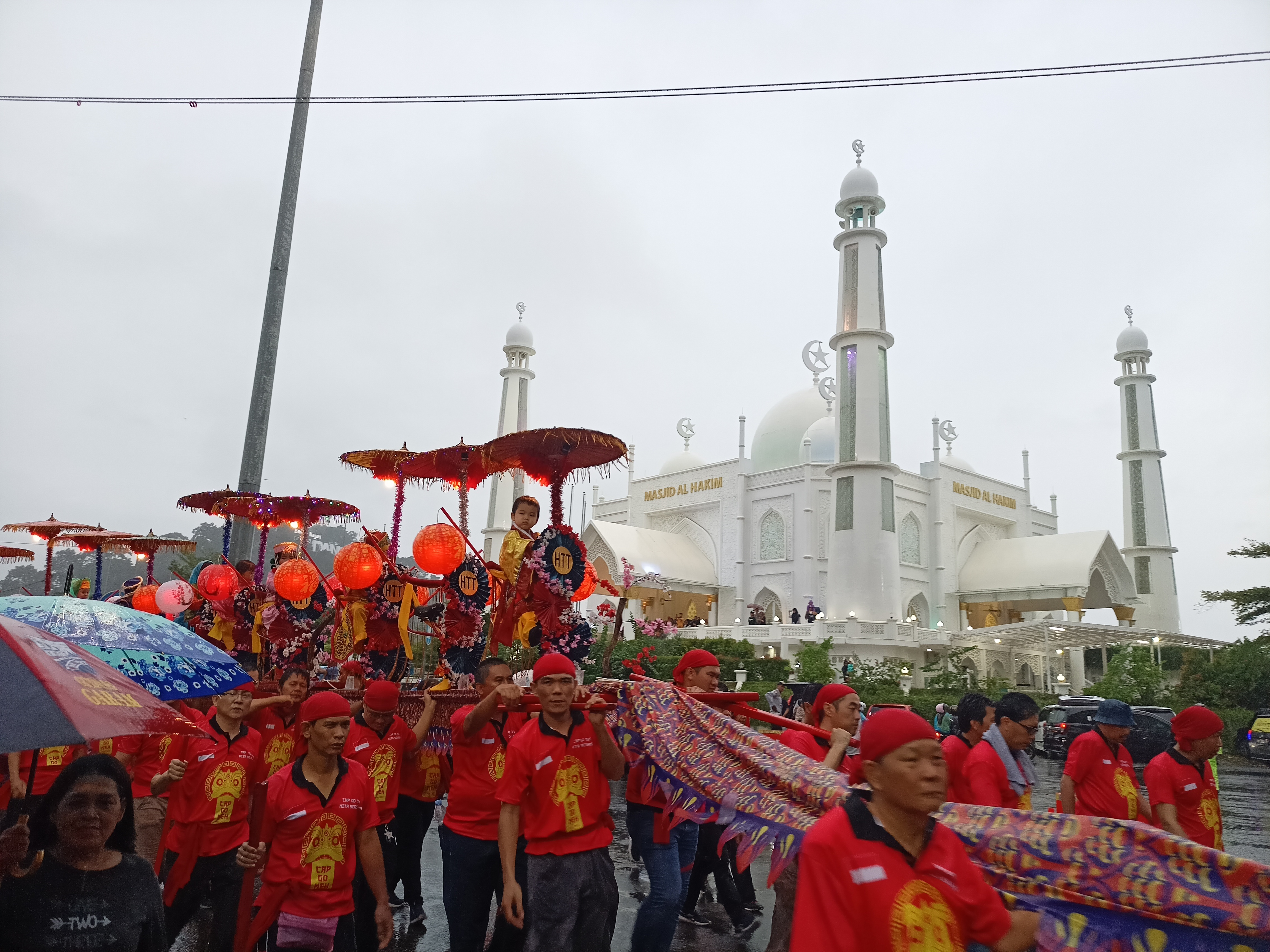 Arak-arakan Sepasan dalam rangka puncak Festival Cap Go Meh di Padang, Sumatra Barat, Minggu (5/2).