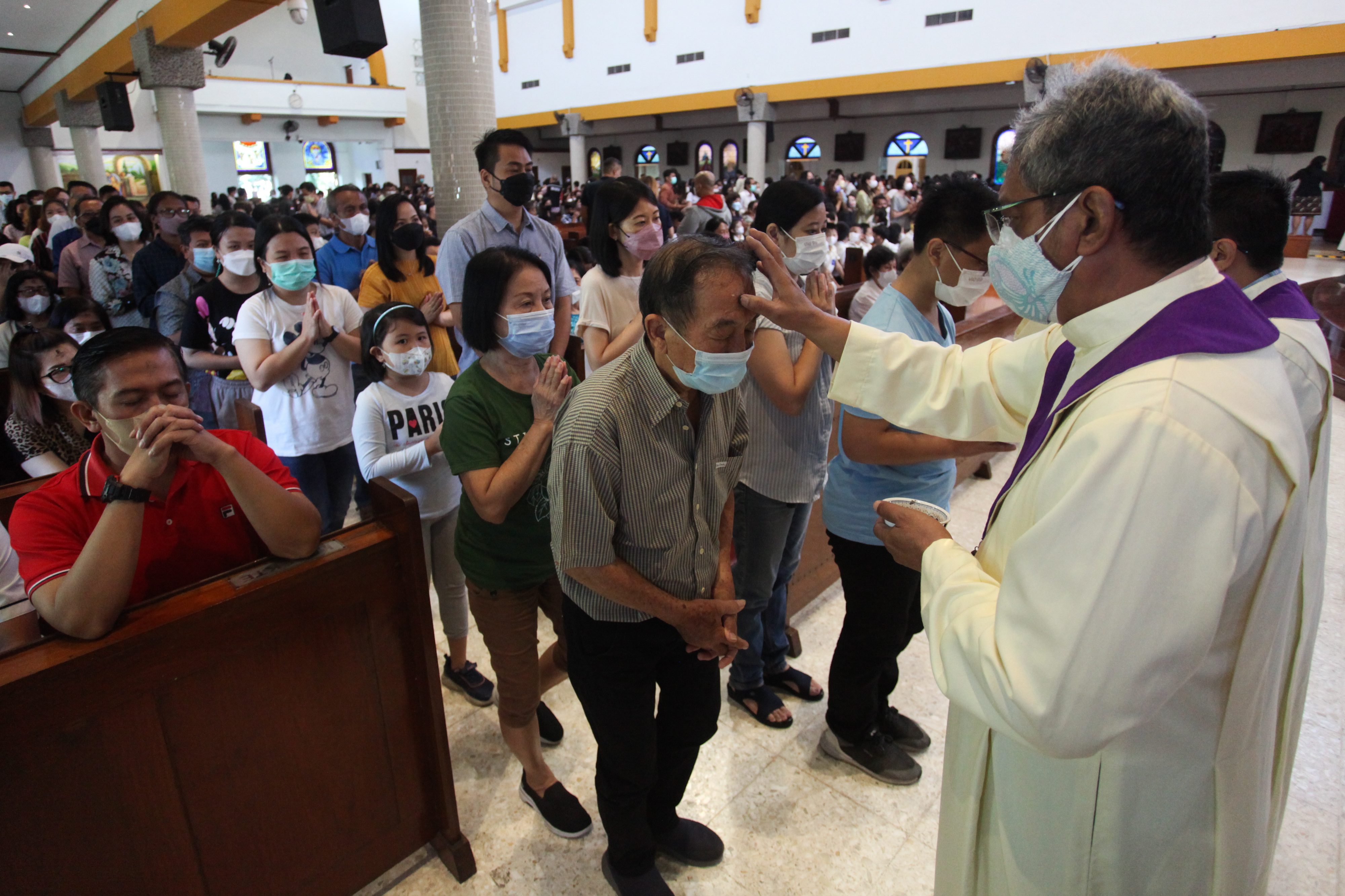 Umat Katolik mengikuti Misa Rabu Abu di Gereja Katolik Kristus Raja Surabaya, Jawa Timur, Rabu (22/2).