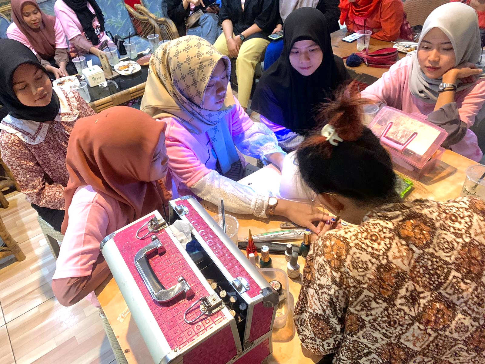 Srikandi Ganjar Sumsel menggelar Nail Art Class, Creativity Is Beauty Bersama Lashes Beauty By Siska di Indralaya Raya, Kecamatan Indralaya