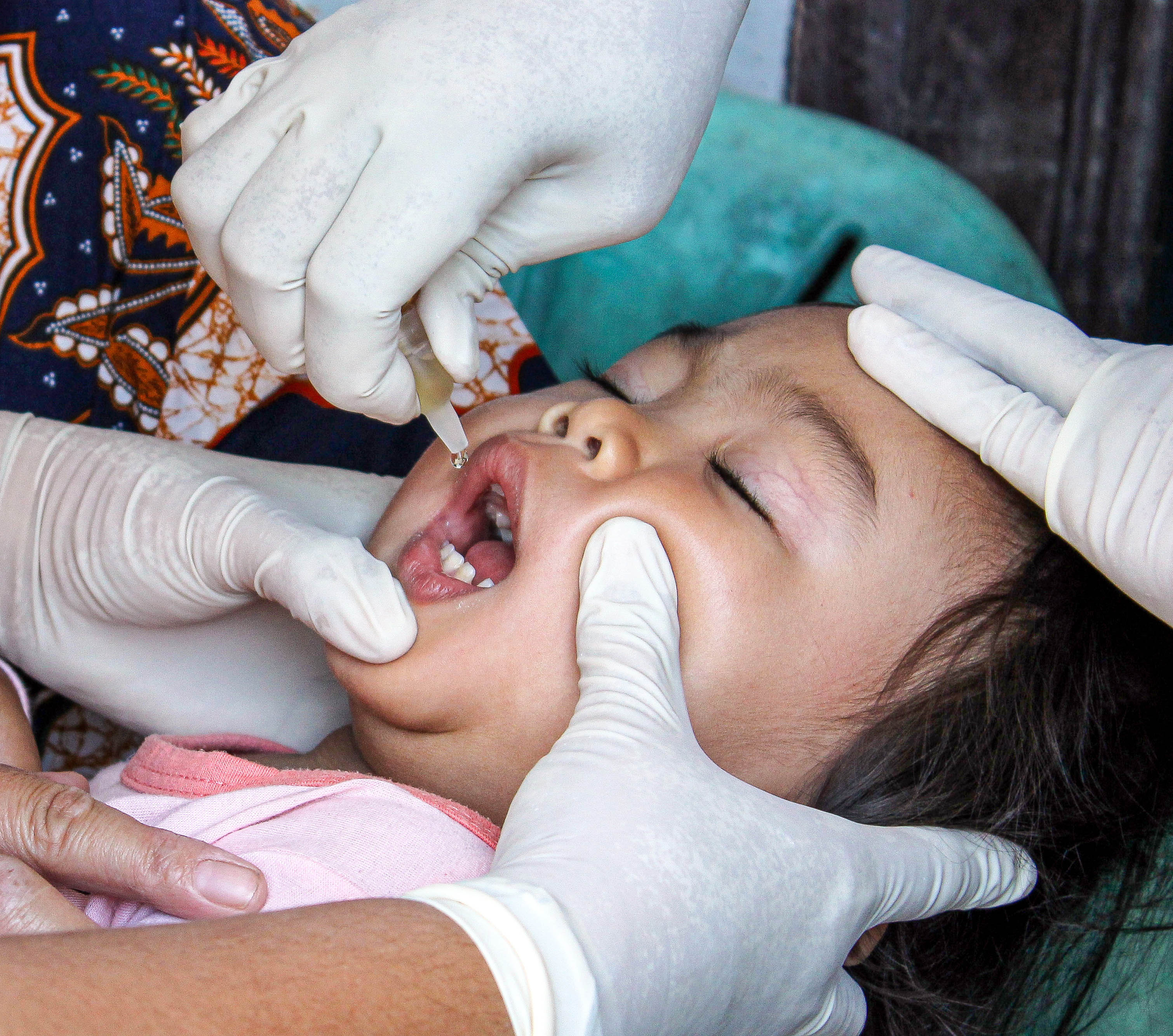 Petugas memberikan vaksin polio tetes kepada balita di Sub Posyandu Kampung Baru, Kota Medan, Sumatra Utara, Selasa (14/2/2023). 