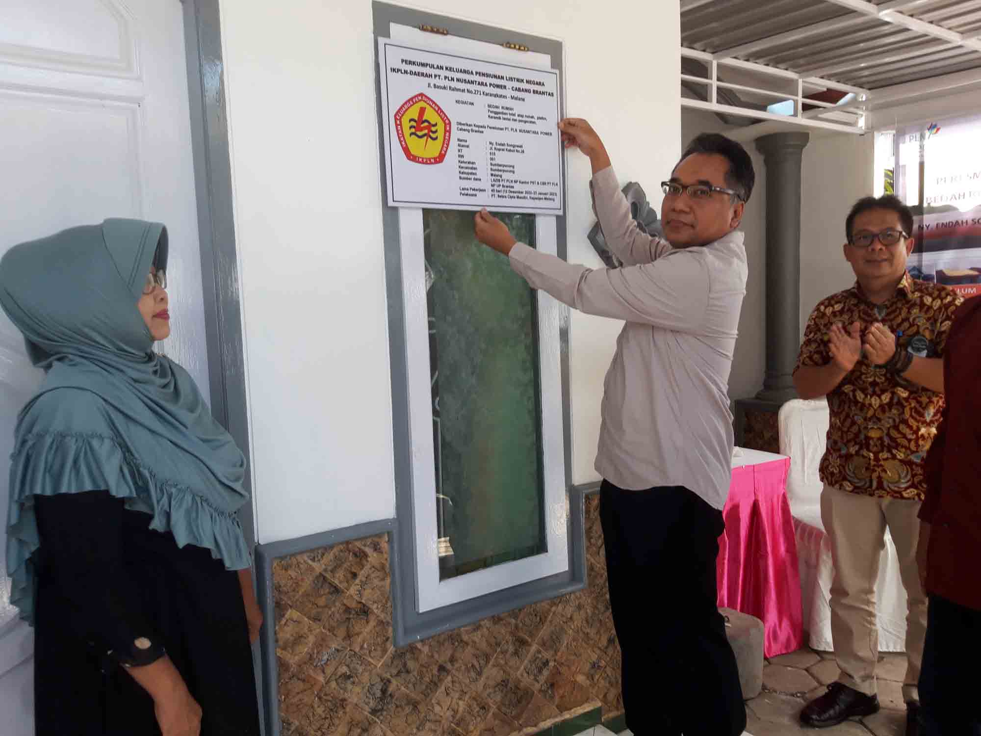 Direktur Operasi Pembangkit Gas PT PLN Nusantara Power M  Yossy Noval menyerahkan hasil bedah rumah kepada Endang Songowati