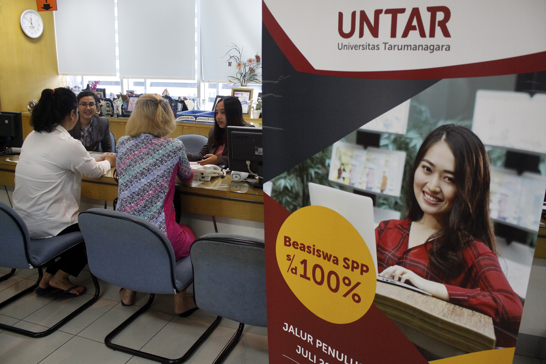 Calon mahasiswa melakukan pendaftaran mahasiswa baru di Gedung Admisi Universitas Tarumanegara (Untar), Grogol, Jakarta.
