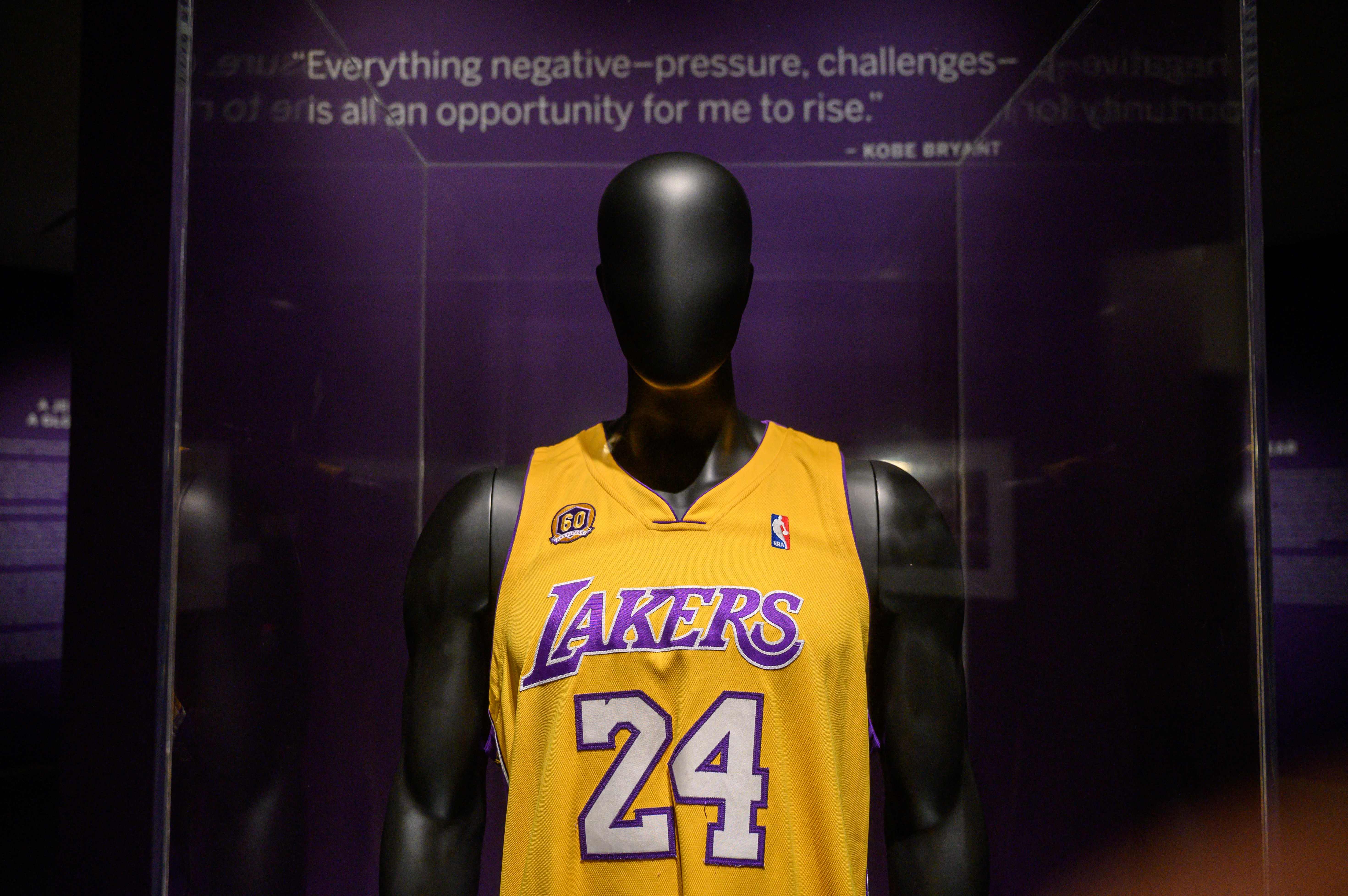 Jersey Los Angeles Lakers yang dikenakan Kobe Bryant pada musim 2007 hingga 2008 kala menjadi MVP NBA akan dilelang.