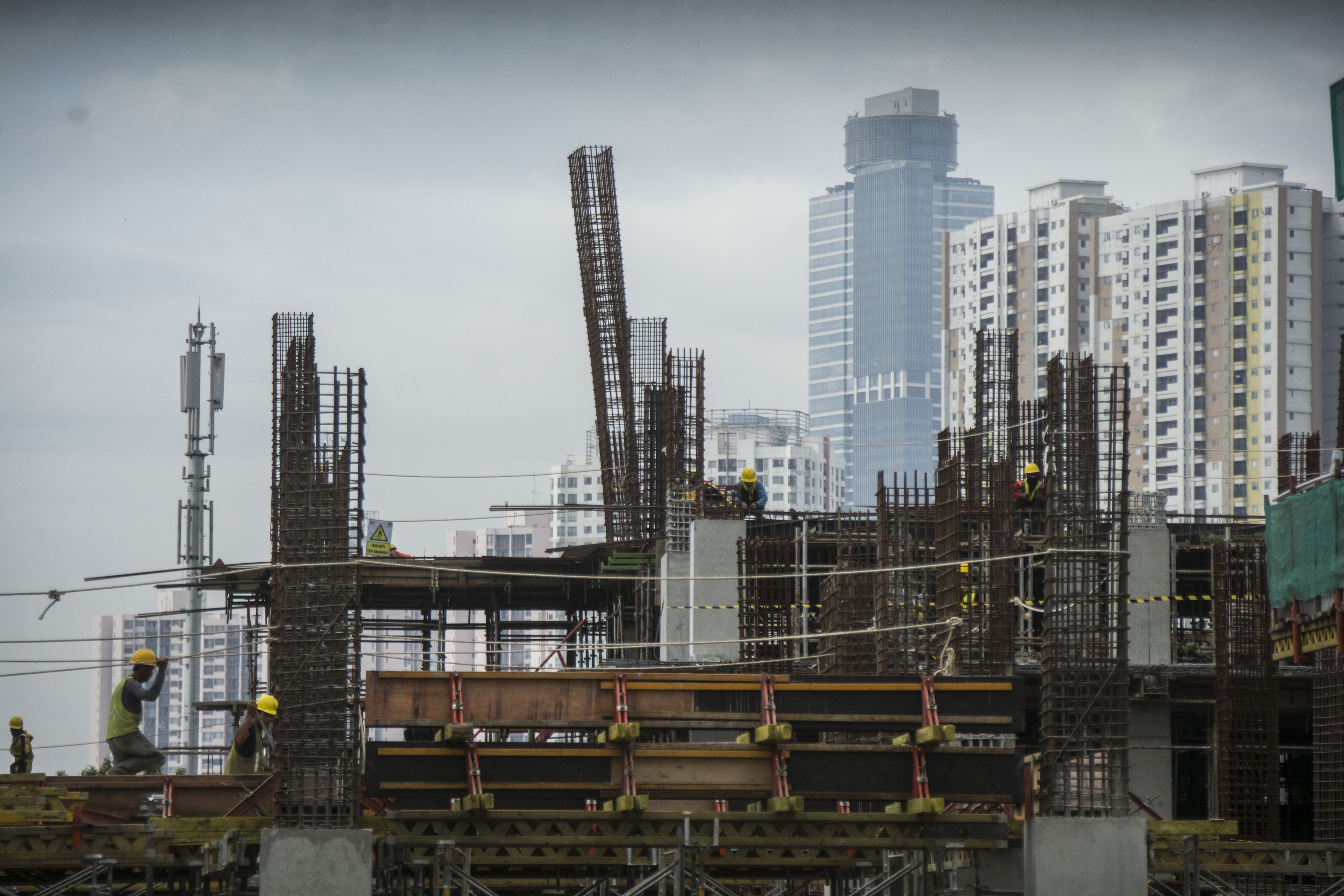 Proyek pembangunan gedung bertingkat di Jakarta