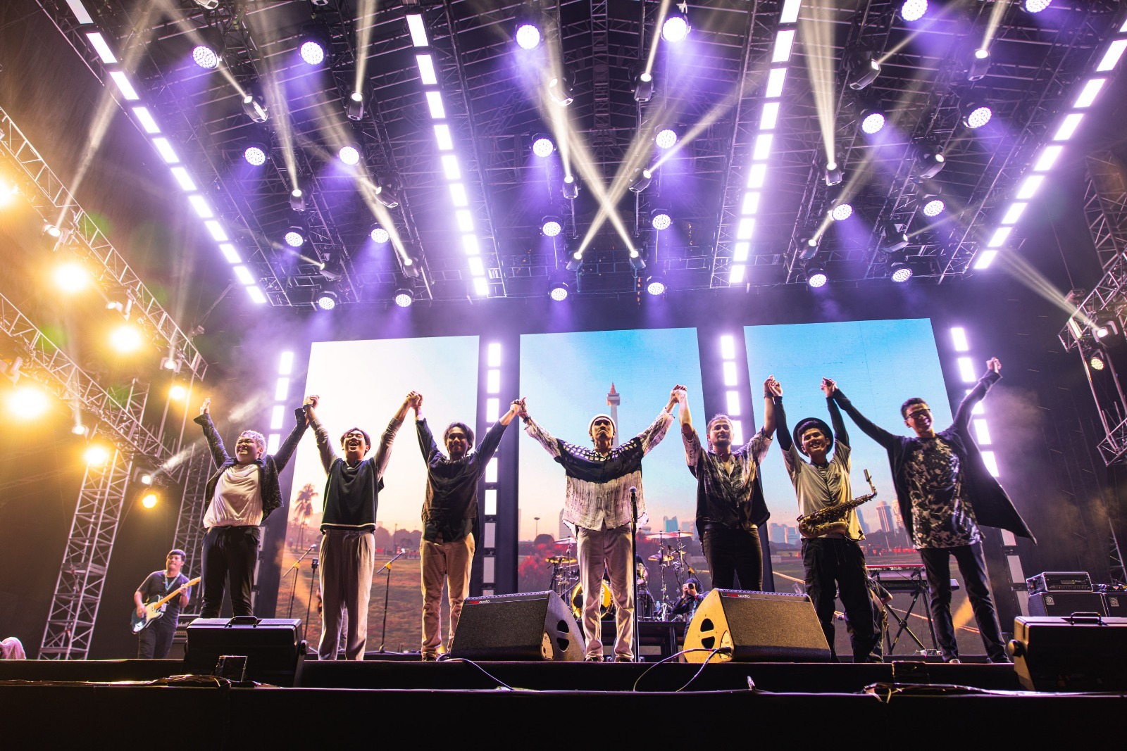 Para personel Sheila On 7 di akhir Konser 