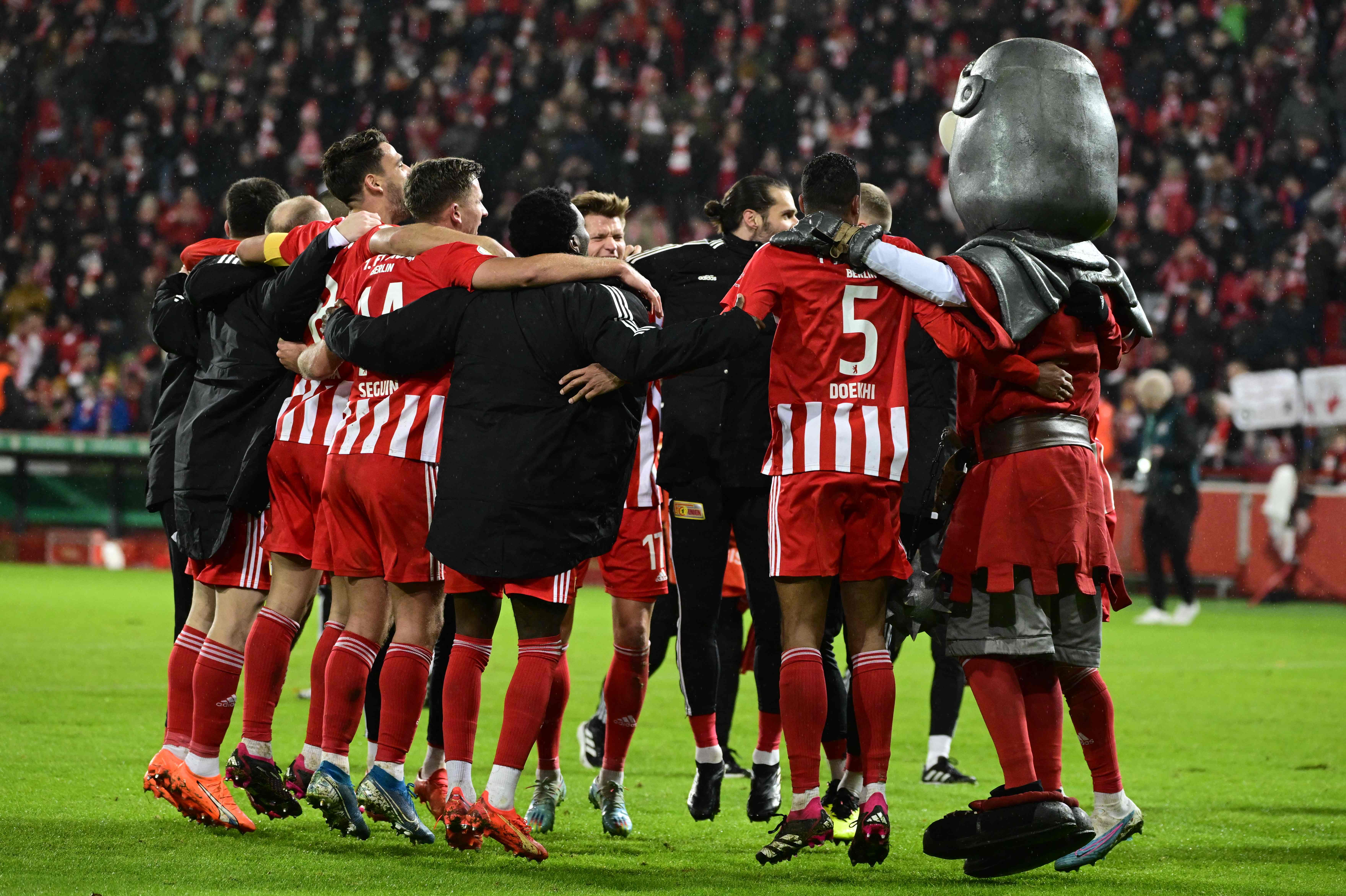 Para pemain Union Berlin melakukan selebrasi usai mengalahkan Wolfsburg di laga DFB Pokal.