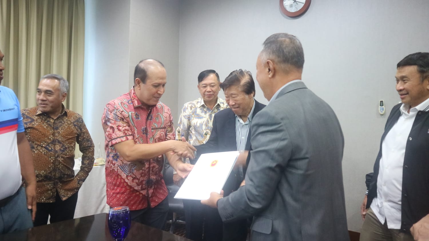 Salah satu bakal calon ketua umum PB PGI Boy Rafli (ketiga kiri) saat memberikan berkas pendaftaran.