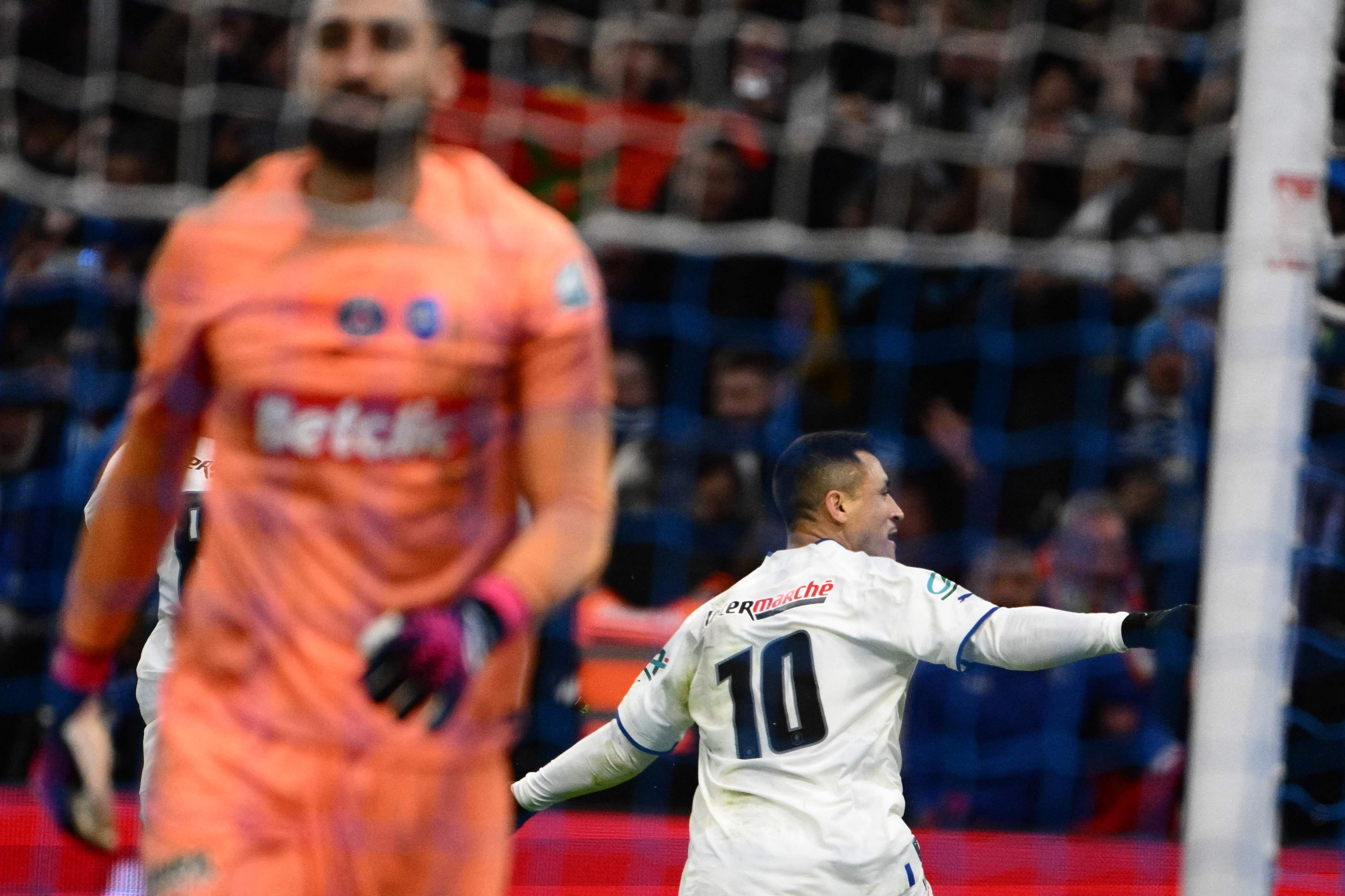 Alexis Sanchez merayakan golnya ke gawang PSG.