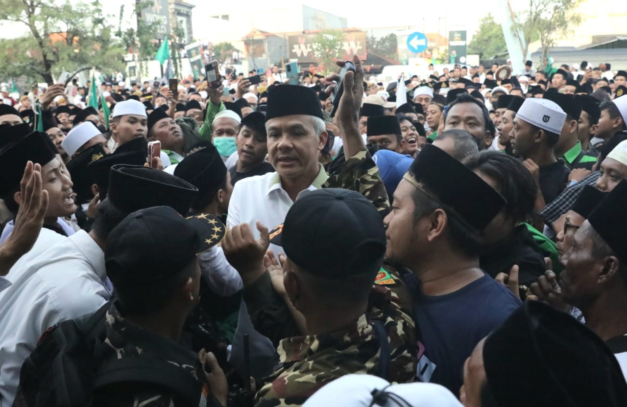Gubernur Jateng Ganjar Pranowo menghadiri Satu Abad NU di GOR Delta Sidoarjo, Jawa Timur, Selasa, (7/2).