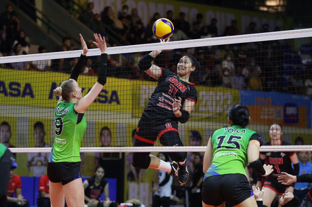 Tim bola voli putri Jakarta BIN berhasil menaklukan juara putaran pertama, Jakarta Pertamina Fastron, dengan skor 3-2, Jumat (17/2/2023)