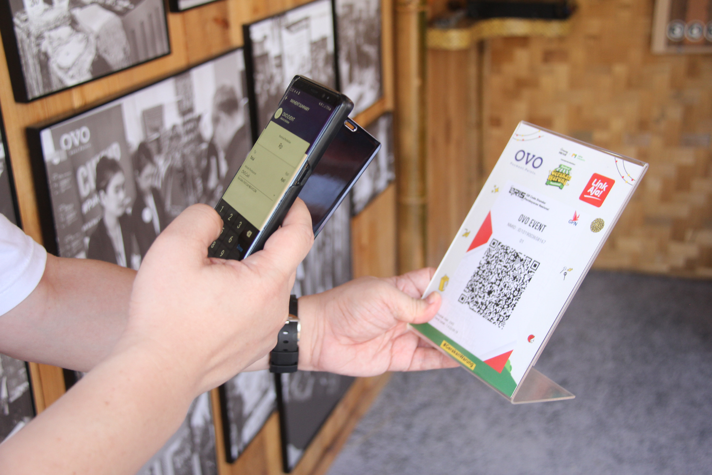 Konsumen membayar dengan scan qris. Di era digital kerja sama antar brand mutlak dibutuhkan