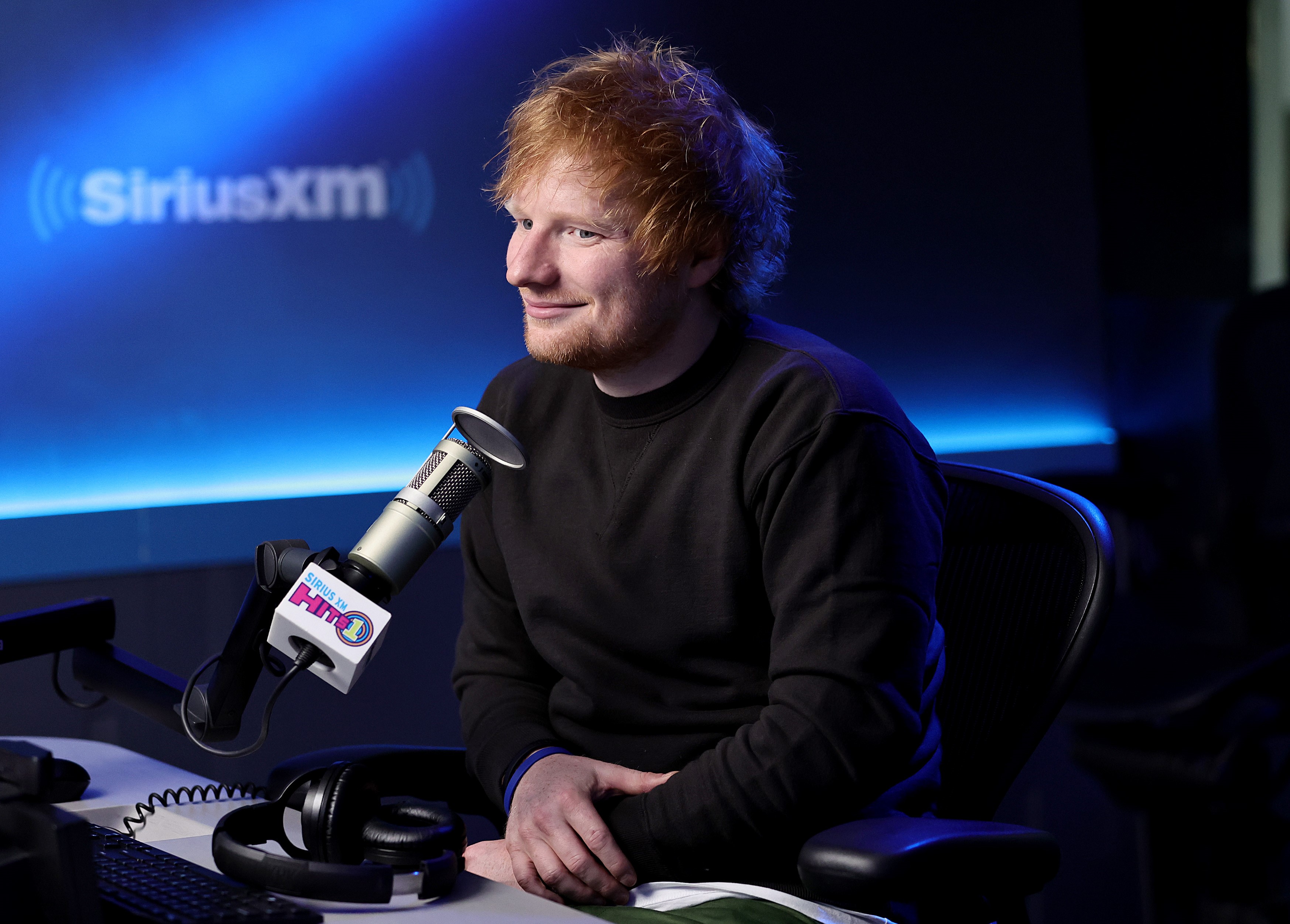 Penyanyi pop Ed Sheeran berkunjung ke Studio SiriusXM di New York, AS, 17 Oktober 2022.