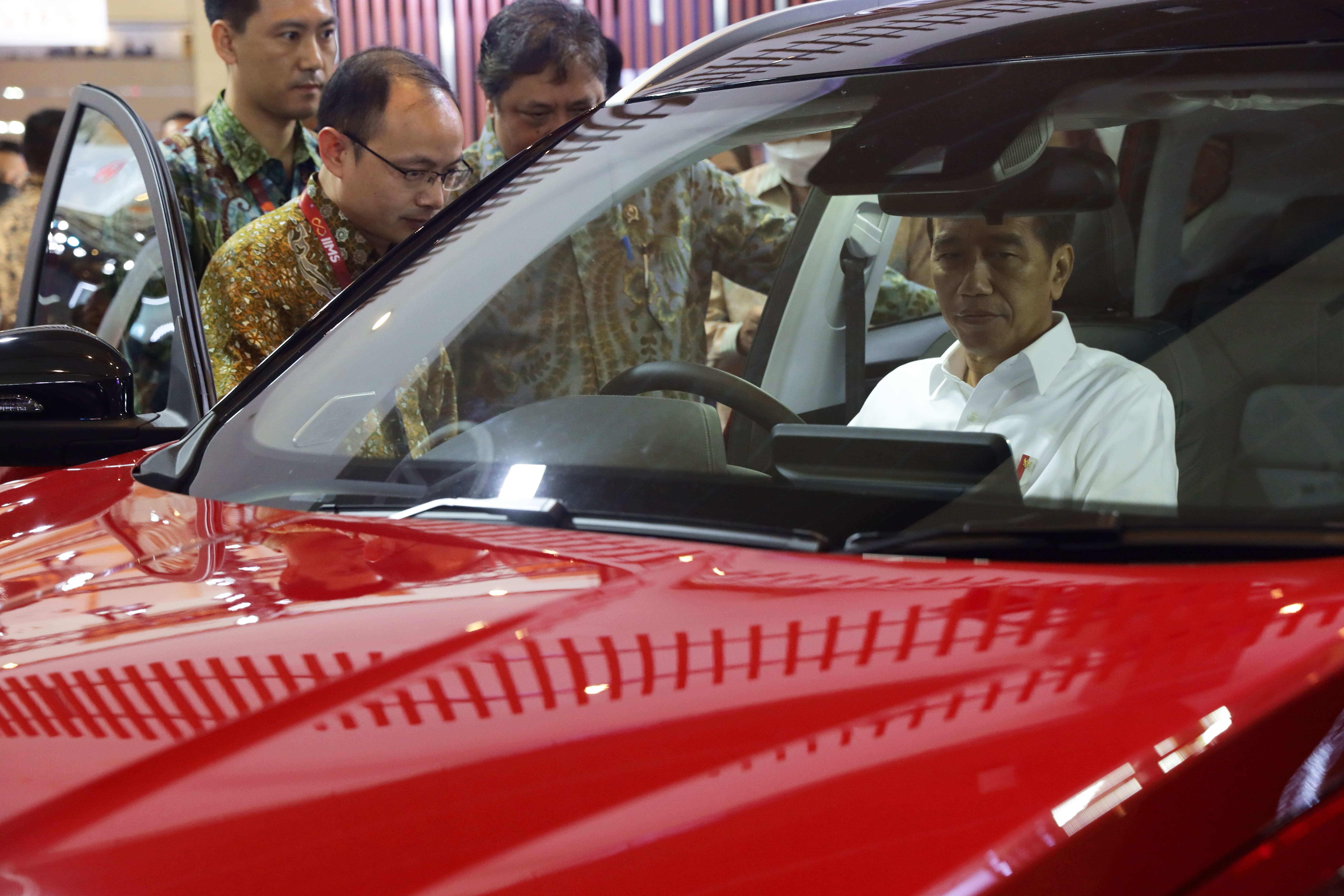 Presiden Joko Widodo duduk di kursi kemudi Chery Tiggo 7 Pro yang sedang dipamerkan di ajang IIMS 2023, Kamis (16/2). 