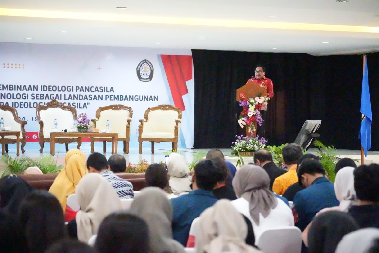  Dialog Kebangsaan bersama para dosen dan ratusan mahasiswa di Gedung PKM Fakultas Hukum Undip, Semarang, Rabu (15/2).