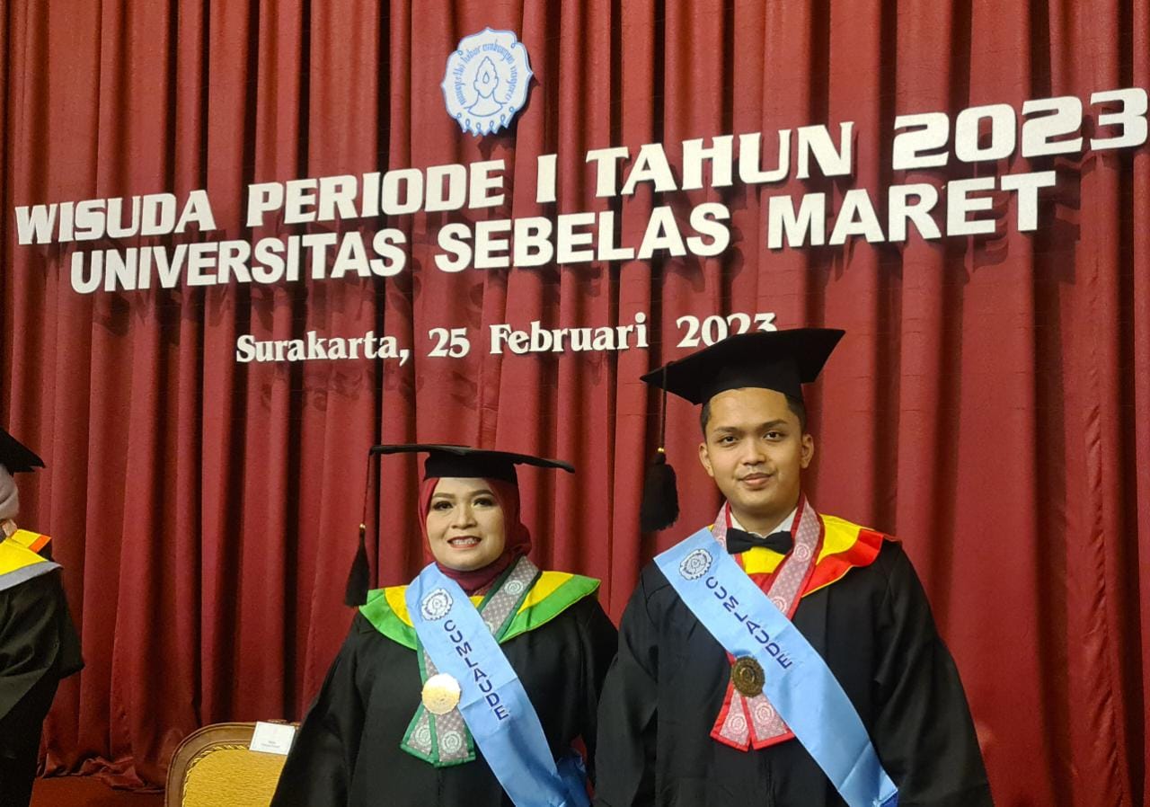 Novi dan Bagus, ibu dan anak sama sama diwisuda sebagai doktor pada wisuda periode pertama tahun 2023 di UNS, Sabtu (25/2/2023)