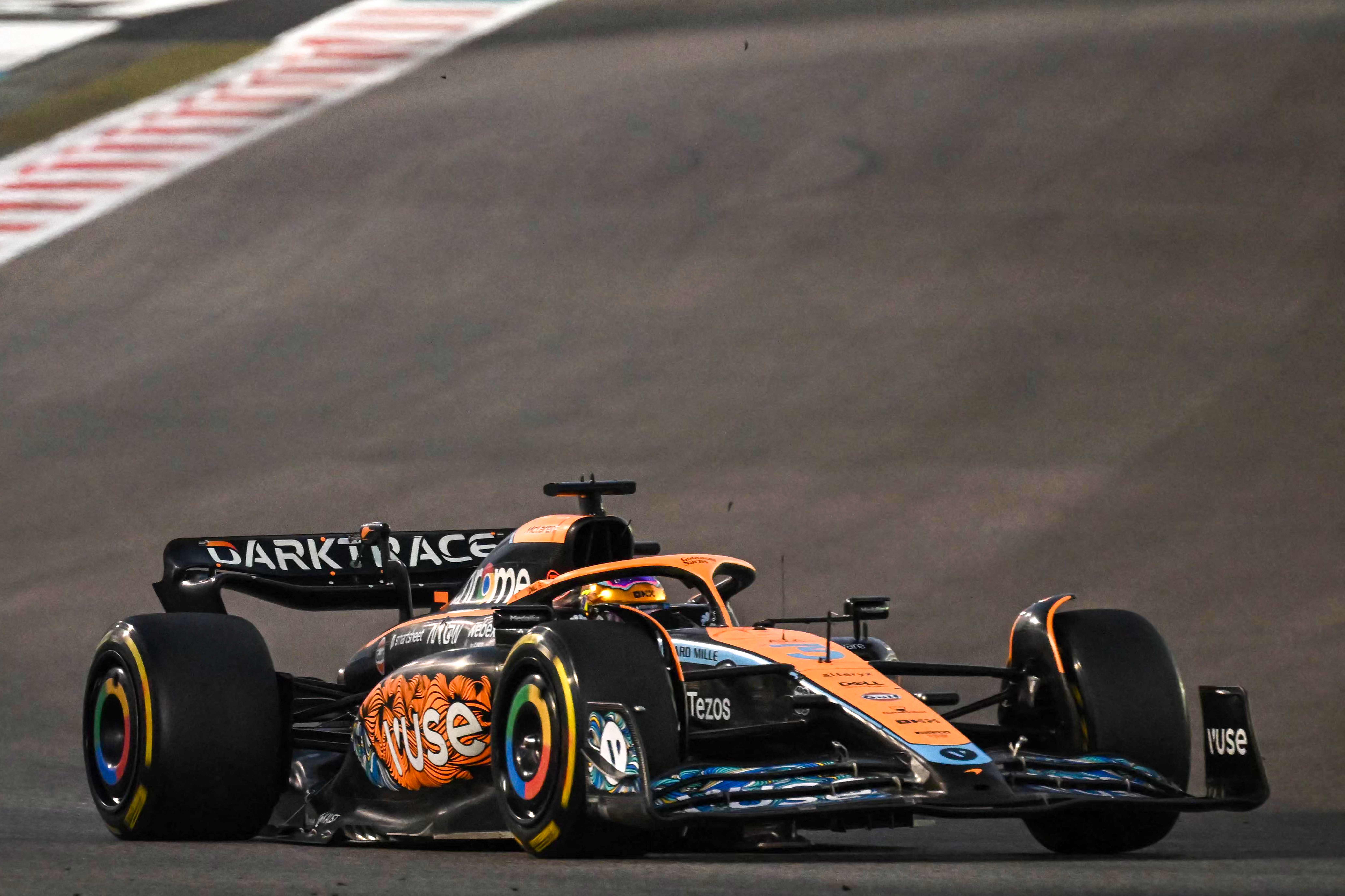 Mobil McLaren yang dikemudikan Lando Norris beraksi di GP Abu Dhabi.