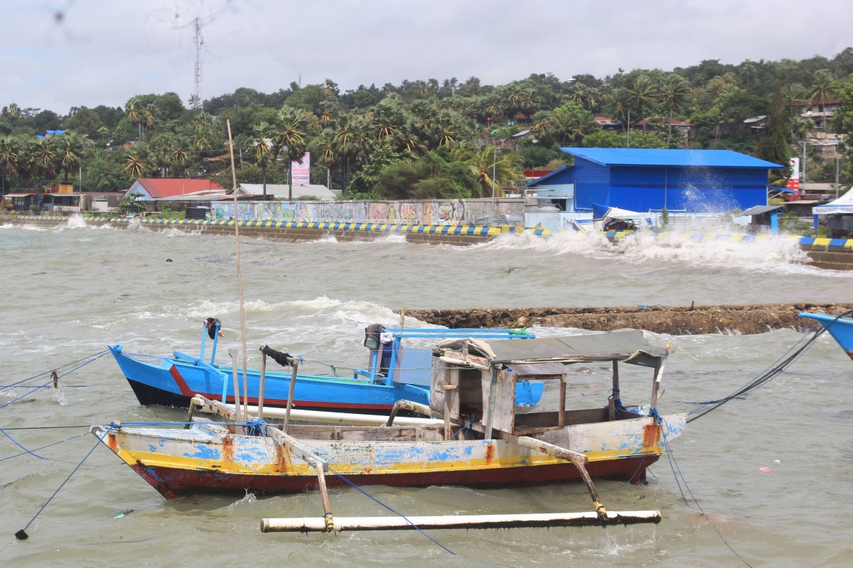 Nelayan di Perkampungan Nelayan Namosain, Kota Kupang, Nusa Tenggara Timur menambatkan perahu mereka di pesisir pantai Minggu (26/2) sore.