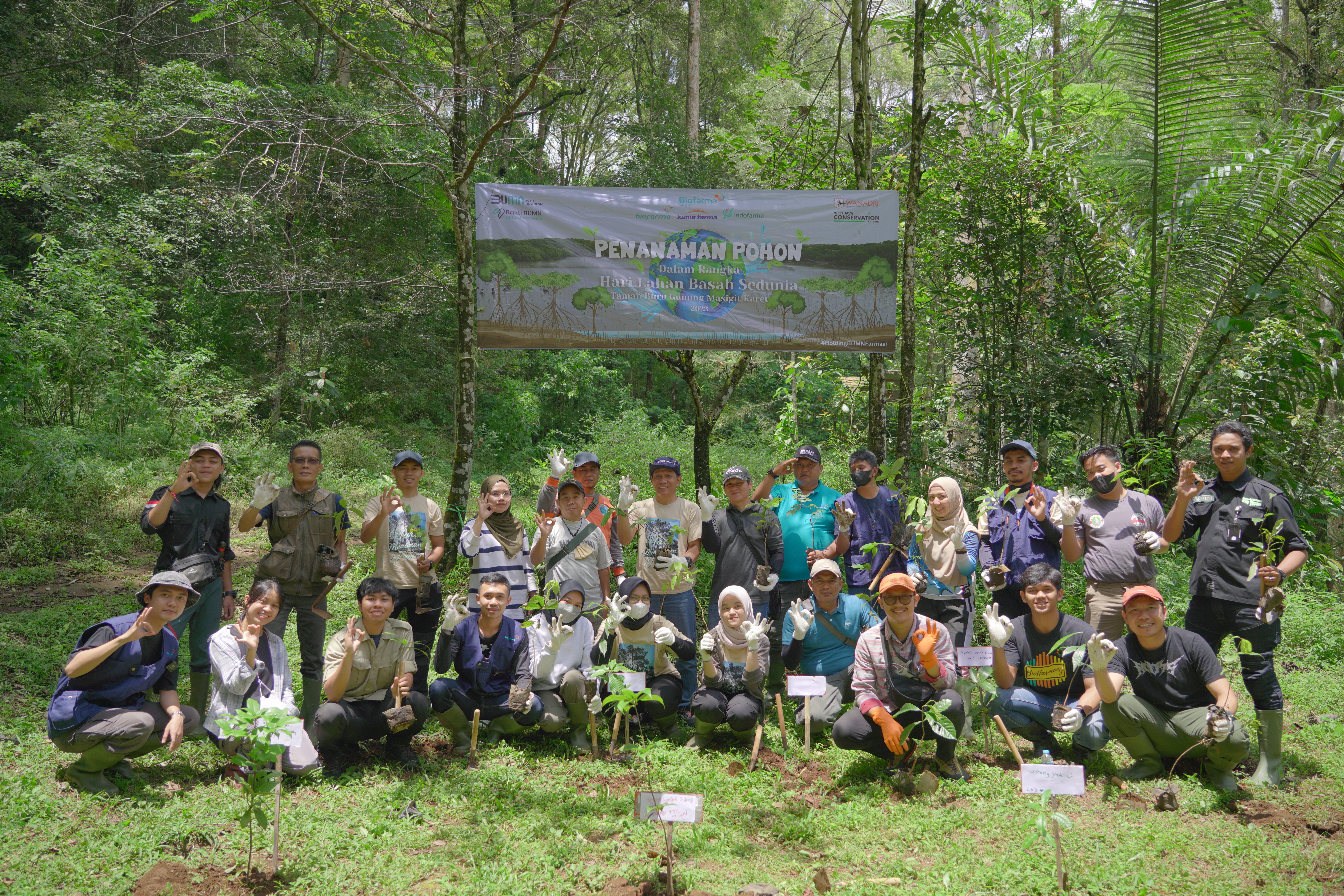 Sejumlah karyawan dan komunitas di PT Bio Farma, melalui program Tanggung Jawab Sosial dan Lingkungan menggelar penanaman pohon