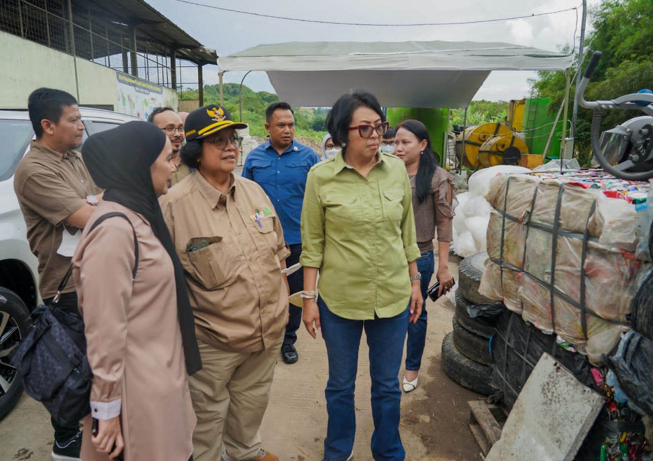 Menteri LHK Siti Nurbaya (pakai topi) dan Dirjen Pengelolaan Sampah dan Limbah B3 KLHK Rosa Vivien Ratnawati saat melakukan kunjungan kerja.