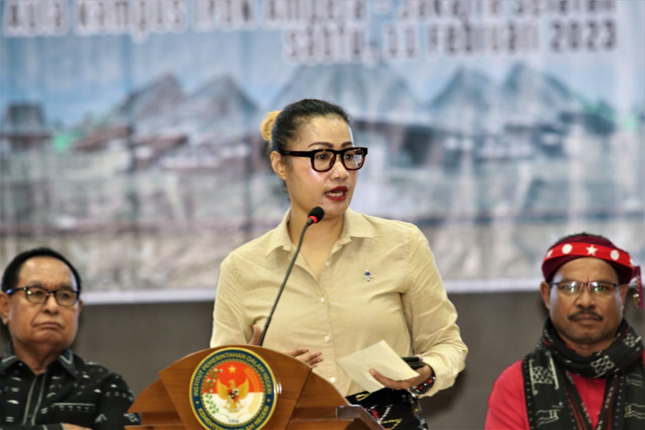 Direktur CECT Universitas Trisakti Jakarta Maria Ariesta Utha berbicara dalam diskusi Budaya Reba.