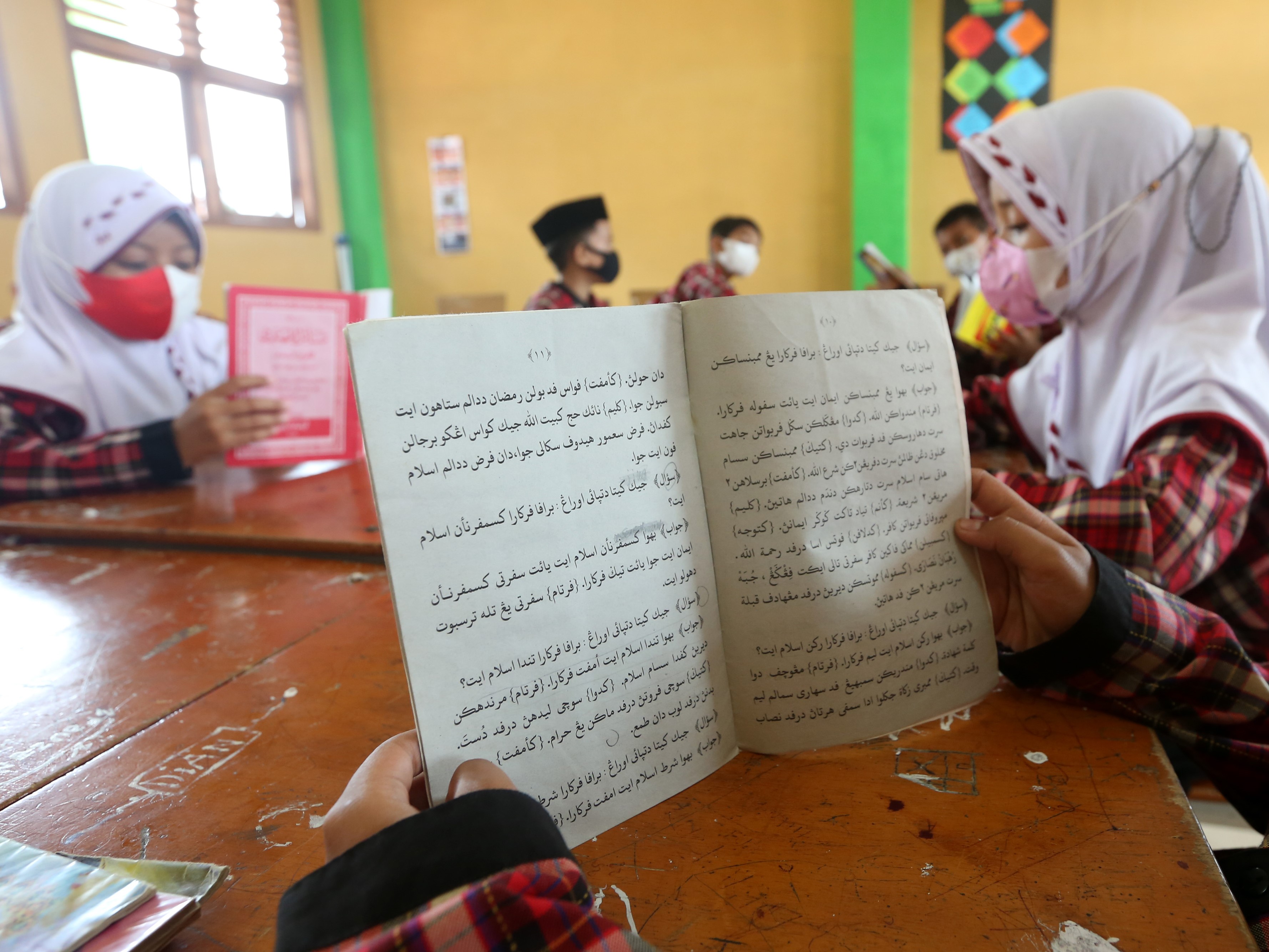 Pelajar mengikuti program diniyah di SD Negeri 42 Lamteh, Ulee Kareng, Banda Aceh, Aceh.