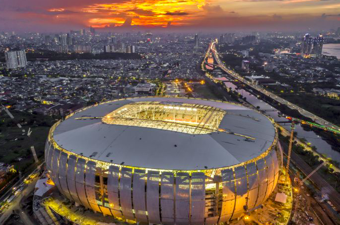 Suasana pencahayaan Jakarta International Stadium (JIS) di Tanjung Priok, Jakarta, Sabtu (11/12). 