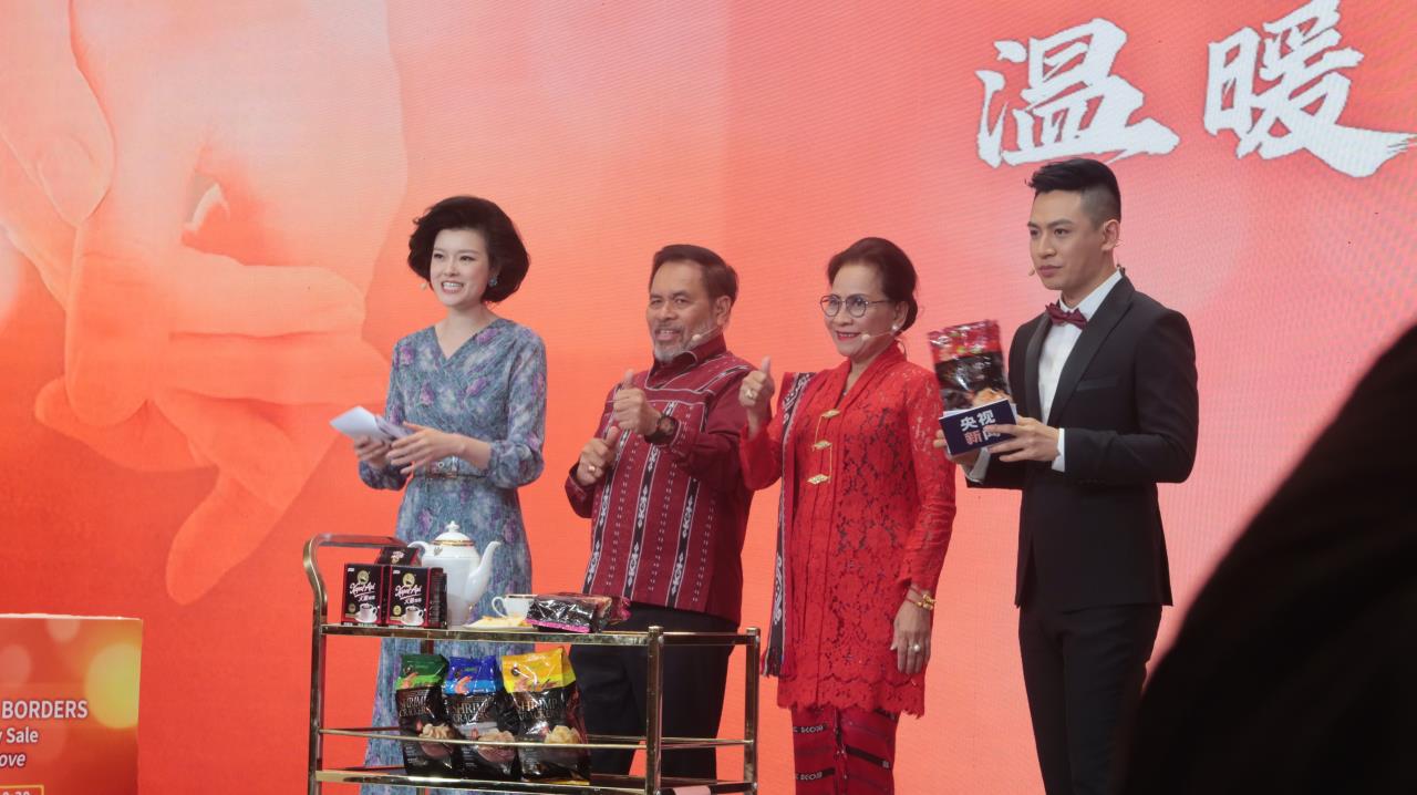 ubes RI untuk Republik Rakyat Tiongkok Djauhari Oratmangu mempromosikan produk kopi dan krupuk serta “Wonderful Indonesia” di Beijing