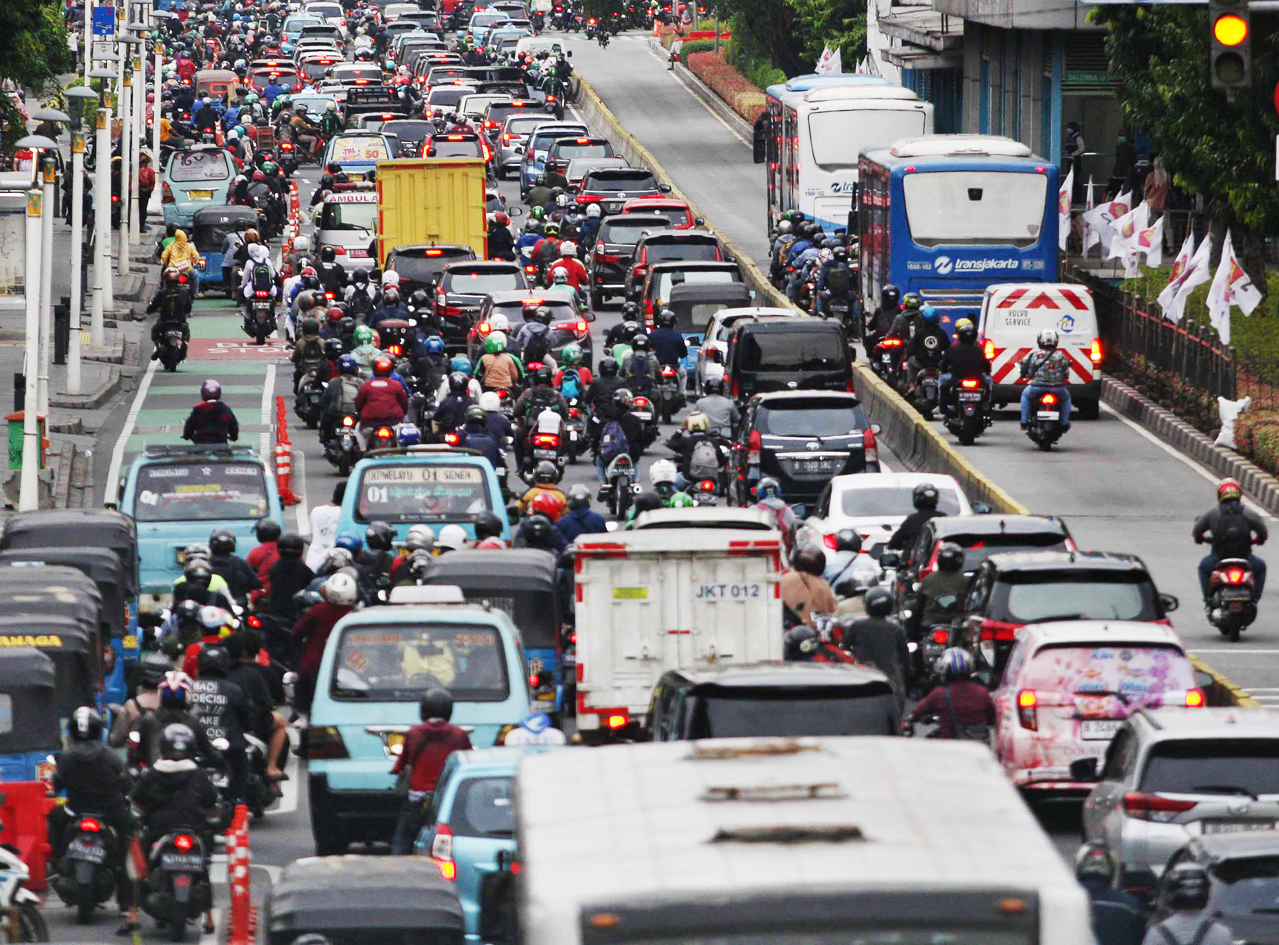 Ilustrasi: Kepadatan lalu lintas saat jam pulang kantor di Jalan Kramat Raya, Salemba, Jakarta Pusat, Senin (06/02/2023)