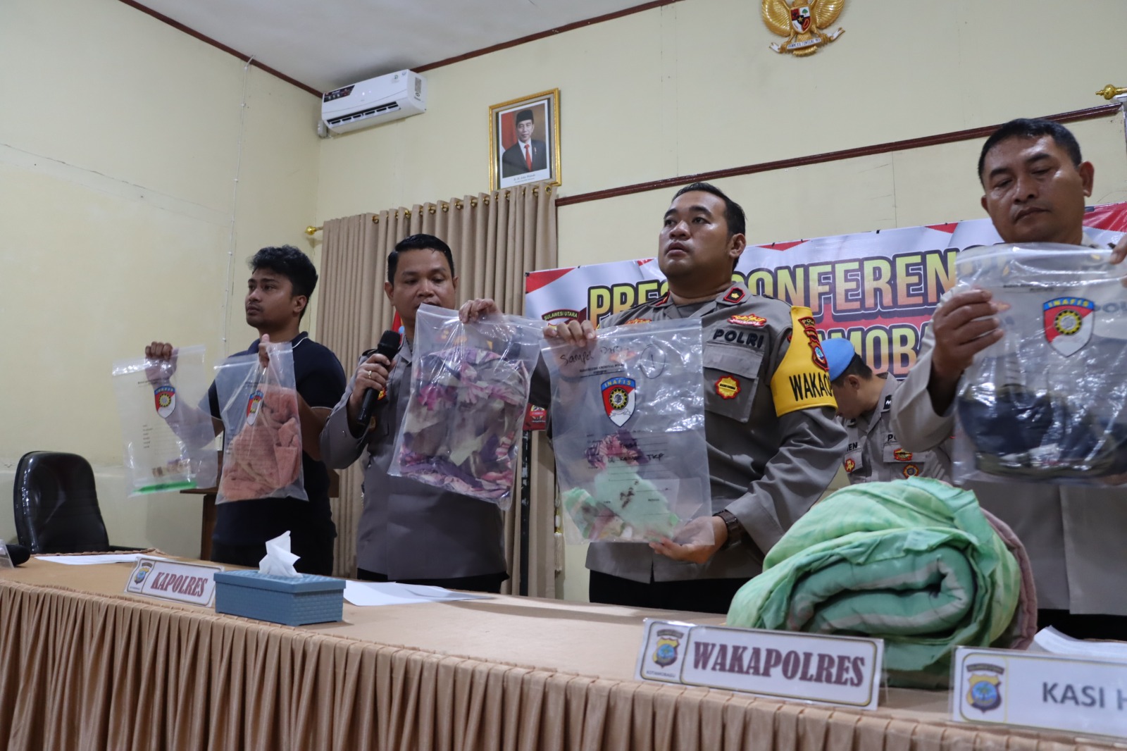 Polres Polres Kotamobagu, Bolaang Mongondow, Sulawesi Utara, memperlihatkan sejumlah barang bukti yang disita dari kasus pembunuhan anak 