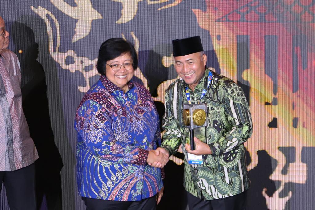 Pj Bupati Muba Muba Apriyadi Mahmud menerima langsung Penghargaan Anugerah Adipura 2022dari Menteri LHK Siti Nurbaya, di Jakarta, Selasa (28