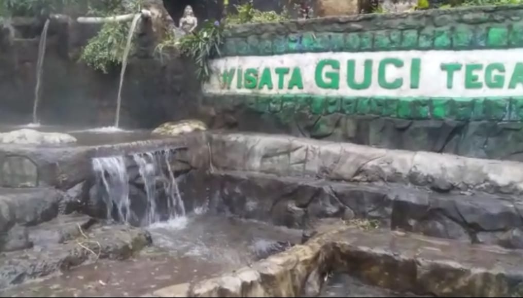 Pancuran 13 di Obyek Wisata Guci, Kecamatan Bumijawa, Kabupaten Tegal, Jawa Tengah.