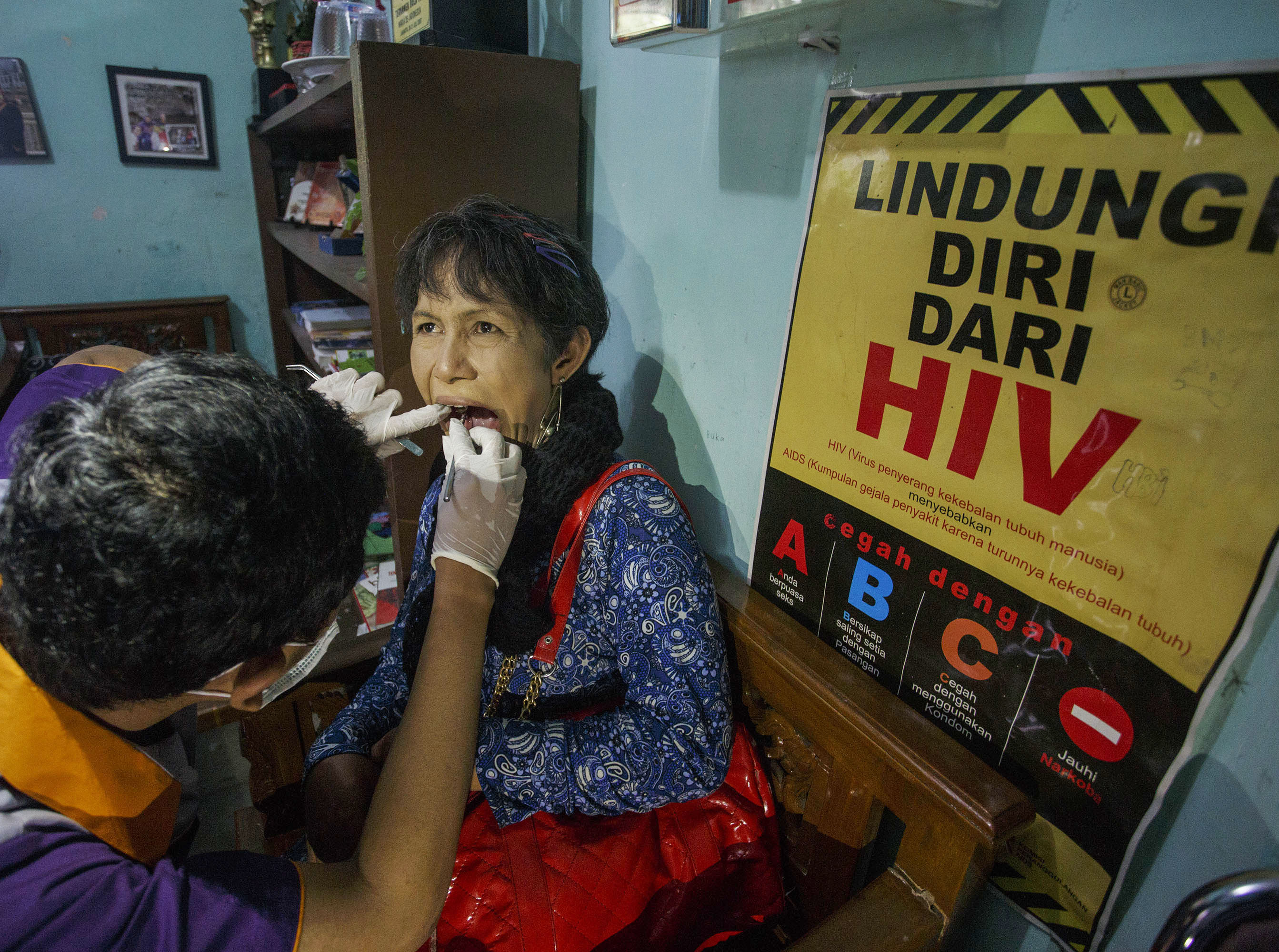 Petugas memeriksa waria saat pemeriksaan kesehatan gigi dan mulut di Yayasan Keluarga Besar Waria Yogyakarta (Kebaya), Gowongan Lor, DIY.