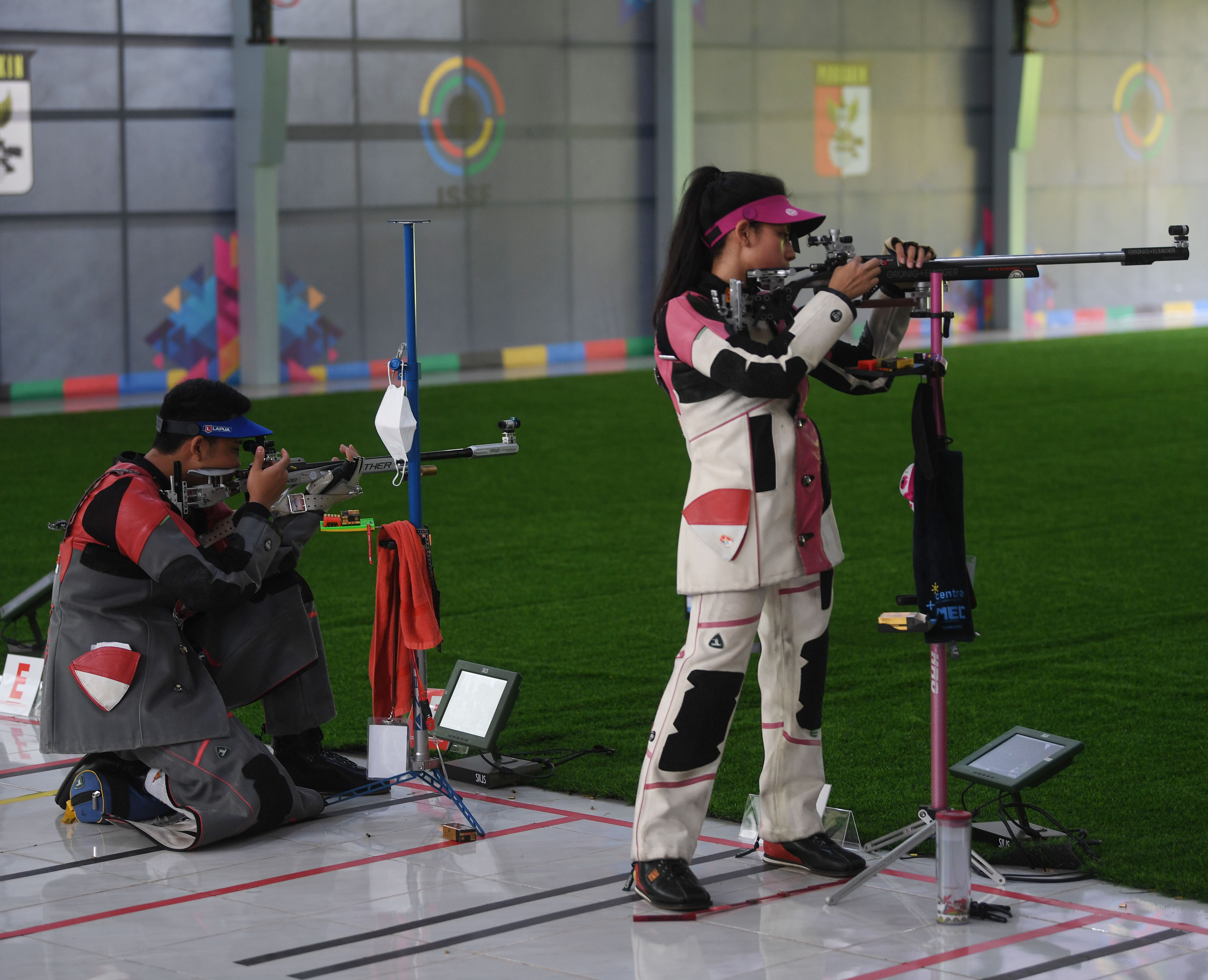 Potret atlet tembak RI saat berlaga.