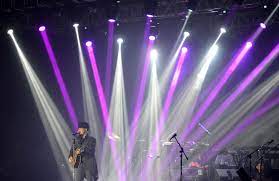 Personel band Dewa 19 Ahmad Dhani saat menyanyikan lagu dalam sebuah konser. 