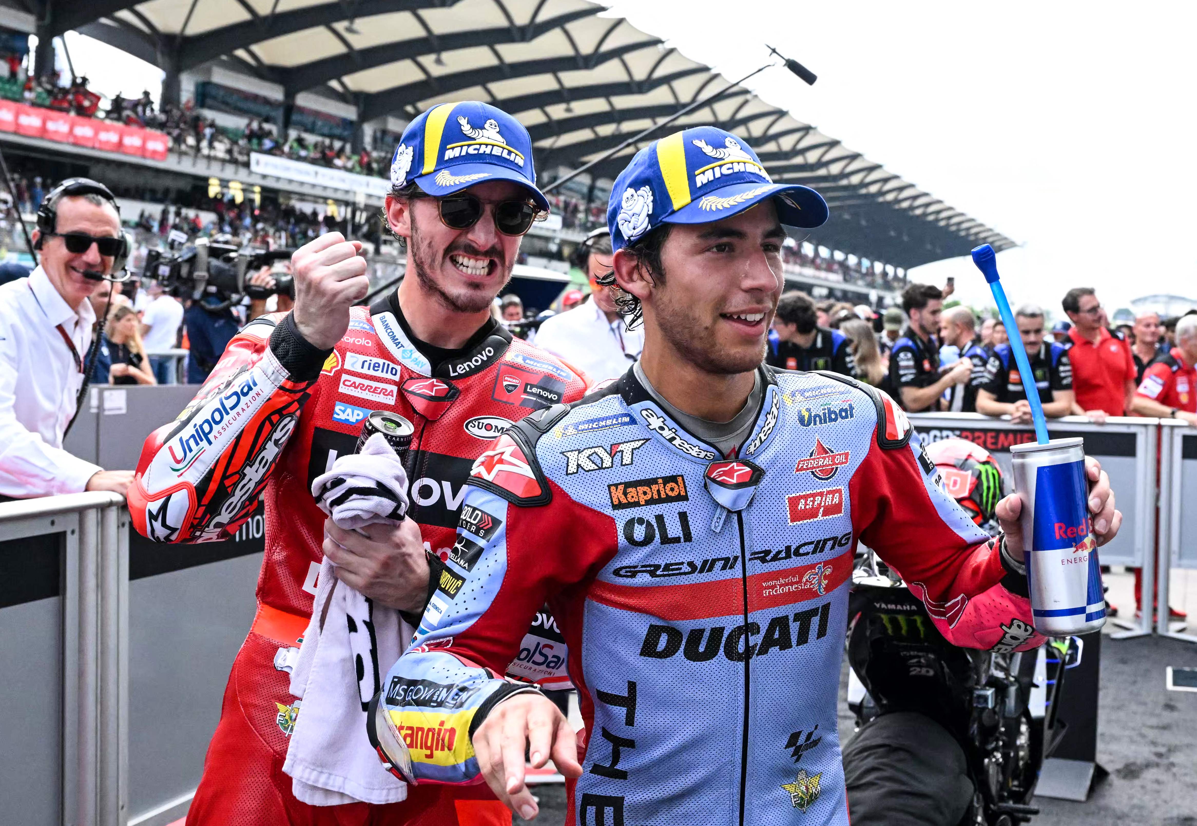 Pembalap MotoGP Enea Bastianini (kanan) dan Francesco Bagnaia selepas GP Malaysia.