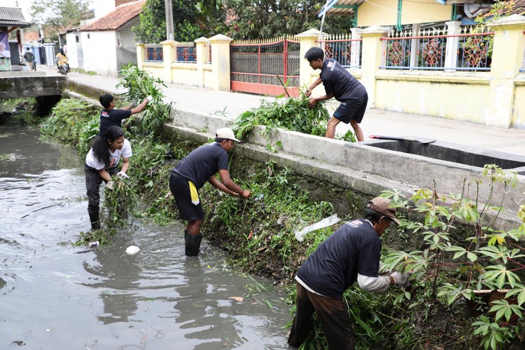 Warga bersama relawan Ganjar Milennial Center (GMC) gotong royong untuk memastikan sungai bersih dari sampai agar tidak mengalami ba