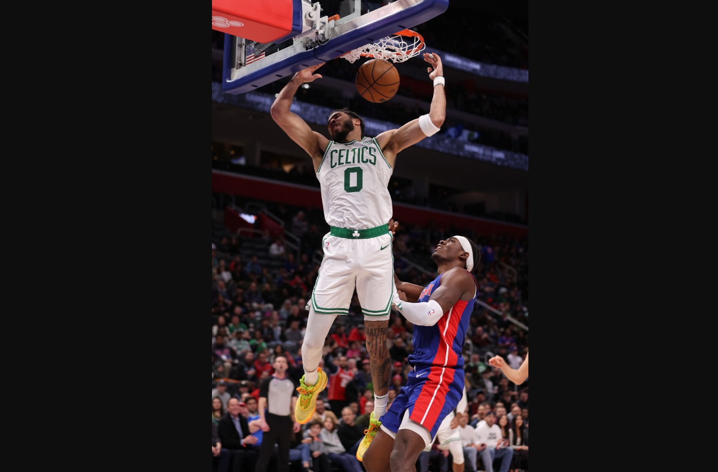 Bintang Boston Celtics Jayson Tatum melakukan slam dunk dalam laga NBA melawan Detroit Pistons.