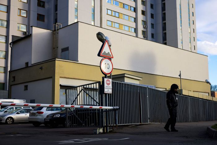 Petugas berjaga di depan bangunan yang dijadikan kantor perwakilan NATO di Moskow, Rusia.