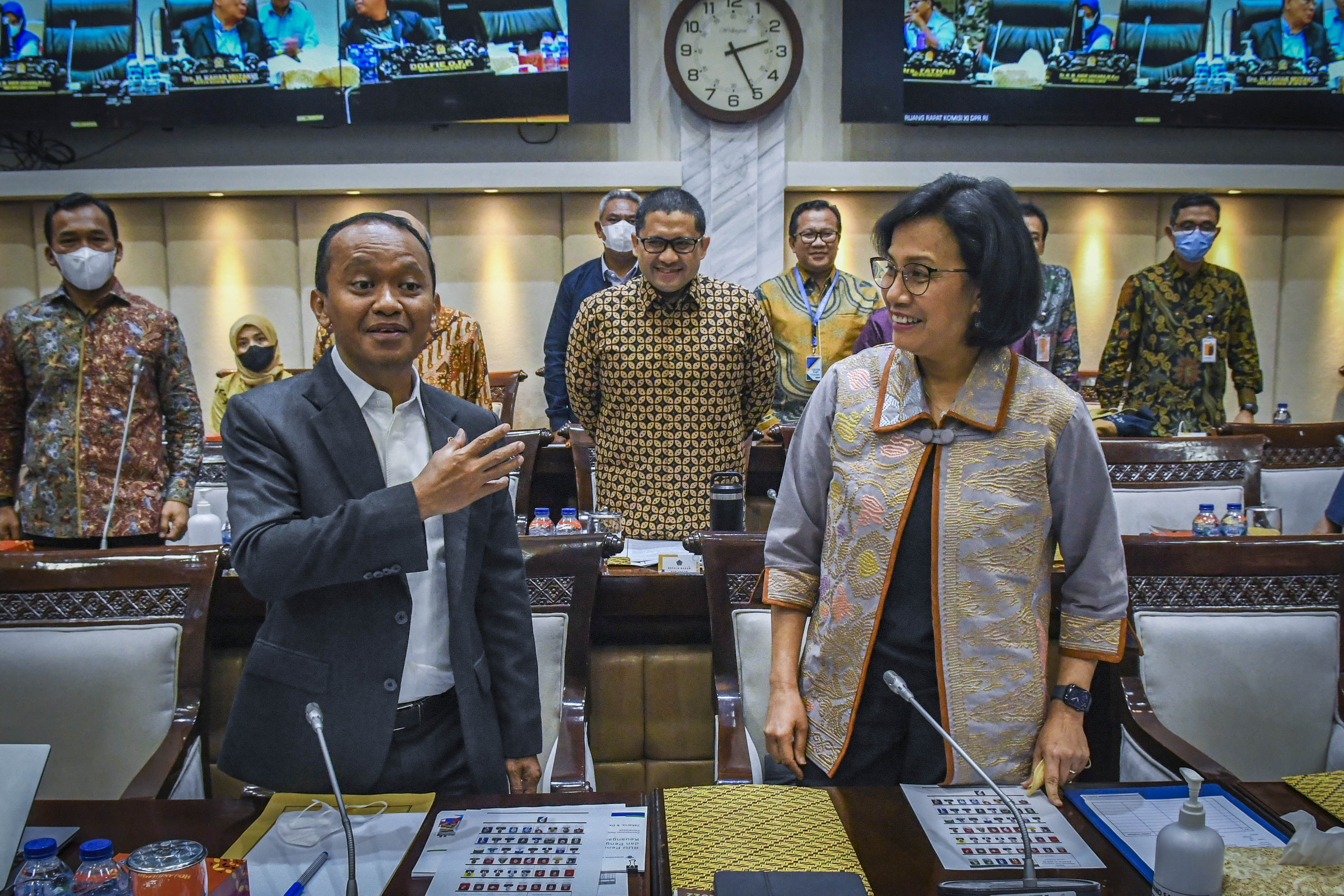 Menkeu Sri Mulyani berbincang dengan Menteri Investasi/Kepala BKPM Bahlil Lahadalia sebelum rapat kerja dengan Komisi XI DPR (8/12/2022).