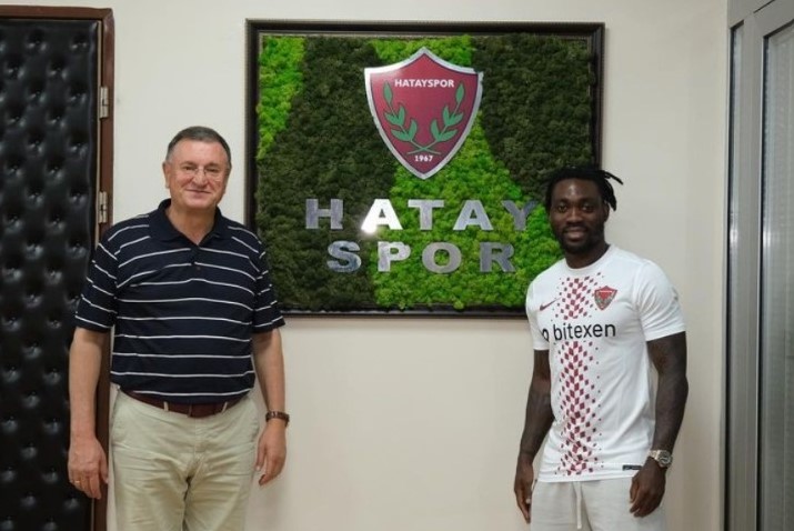 Christian Atsu (kanan) saat bergabung dengan Hatayspor.