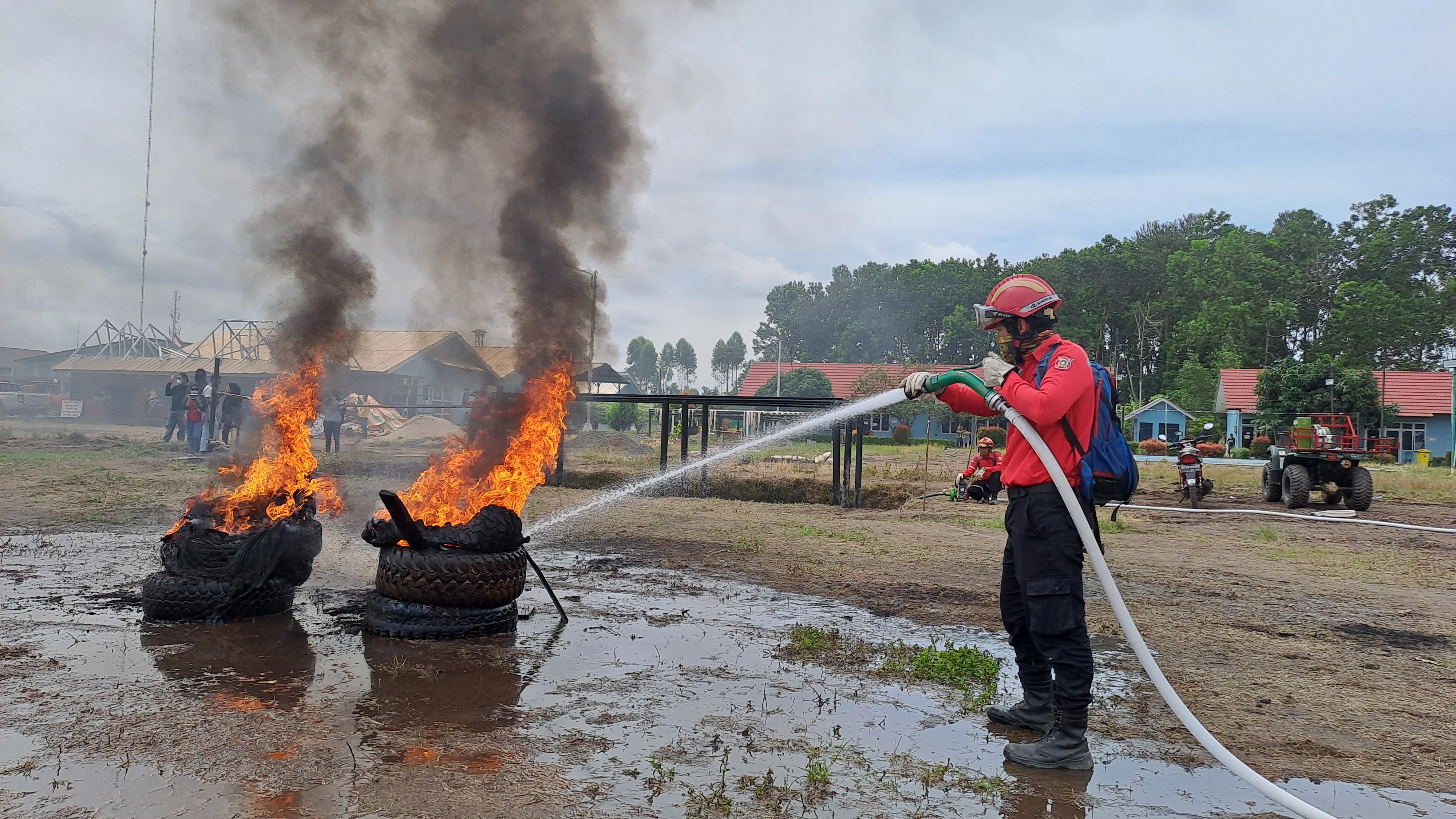 Salah satu anggota tim Regu Pemadam Kebakaran APP Sinar Mas melakukan simulasi pemadam kebakaran jelang musim kemarau tahun ini, di Sungai B