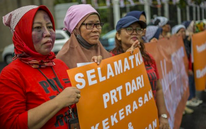 Pengunjuk rasa yang tergabung dalam Koalisi Sipil untuk UU PPRT menggelar aksi teaterikal di depan gedung DPR, Jakarta.